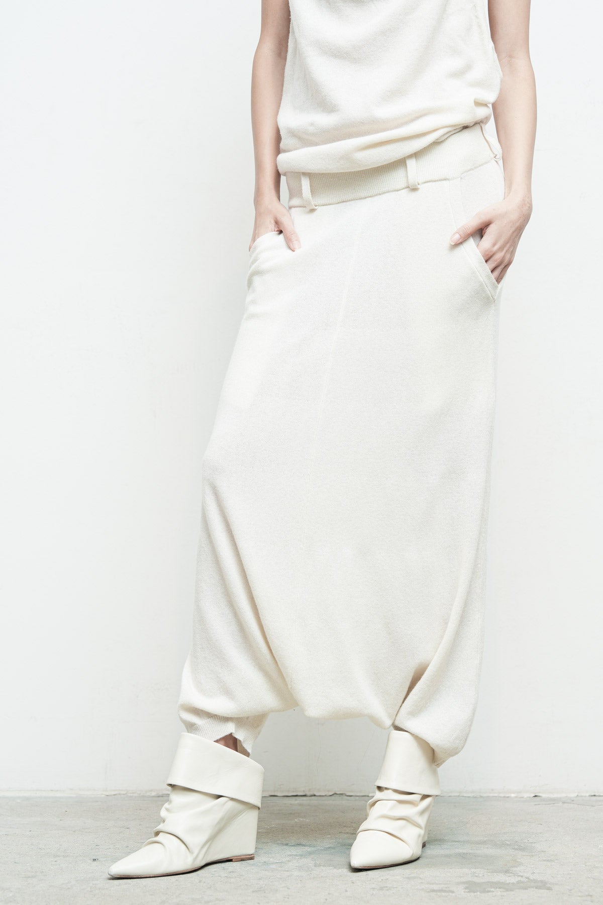 files/NicholasK-KP-342F-SweaterSkant-Beige-01.jpg