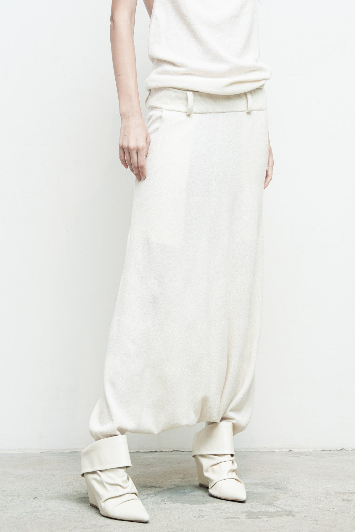 files/NicholasK-KP-342F-SweaterSkant-Beige-06.jpg