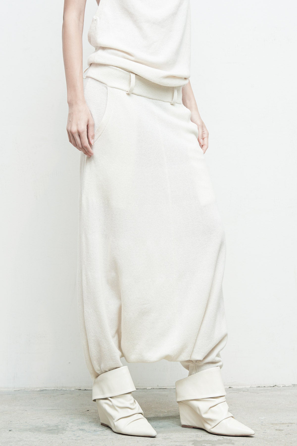 files/NicholasK-KP-342F-SweaterSkant-Beige-09.jpg