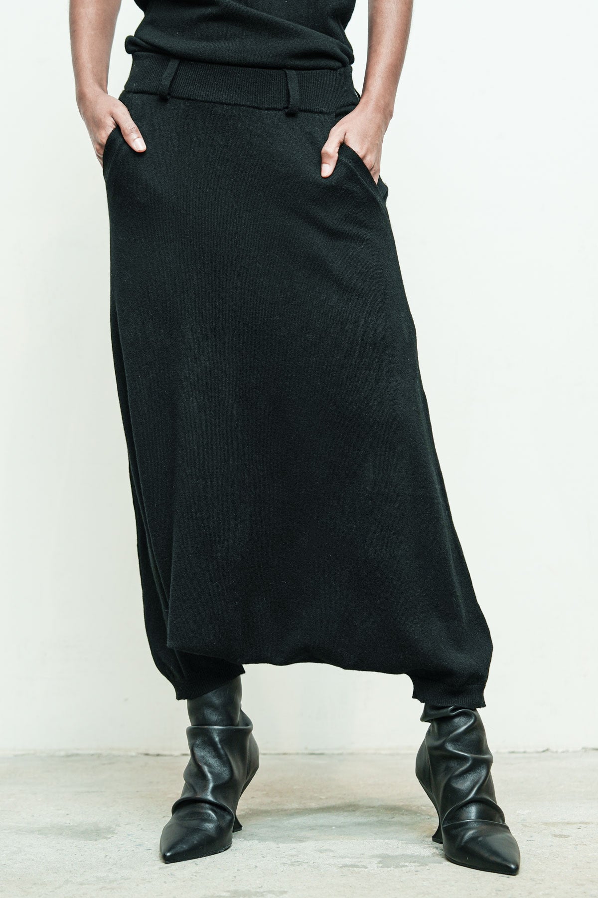 files/NicholasK-KP-342F-SweaterSkant-Black-04.jpg