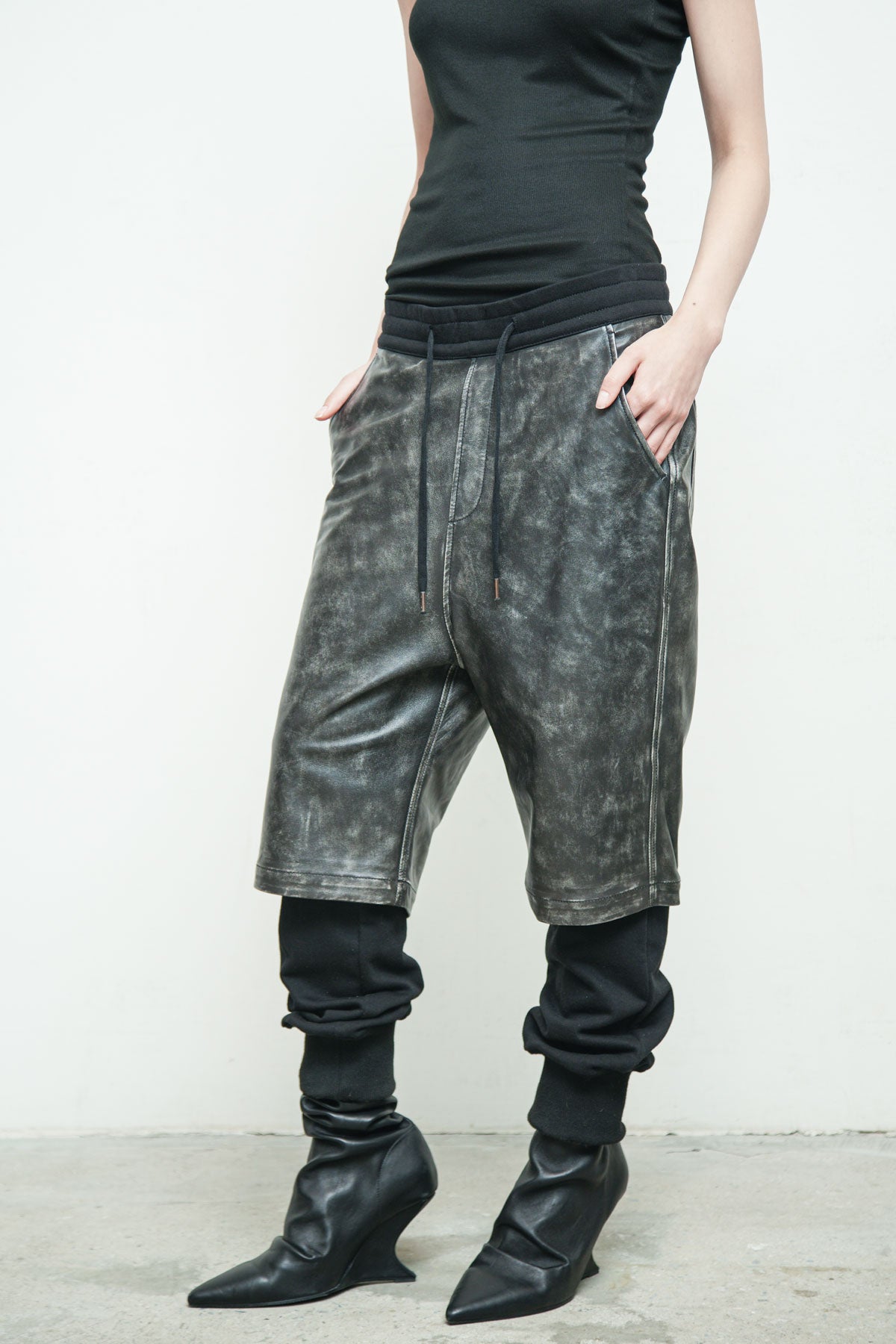 files/NicholasK-O-463-DavosBomber-BlackBeige-P-347-MaceoPant-BlackBlack-01.jpg