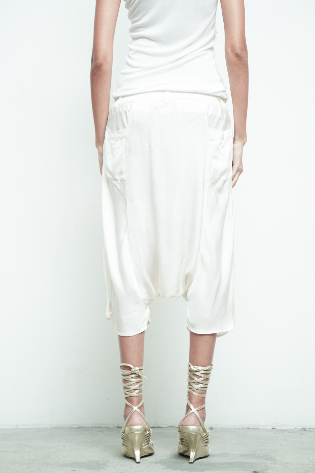 files/NicholasK-S-321E-PonchoShirt-OffWhite-P-352A-ZolaShort-OffWhite-08.jpg