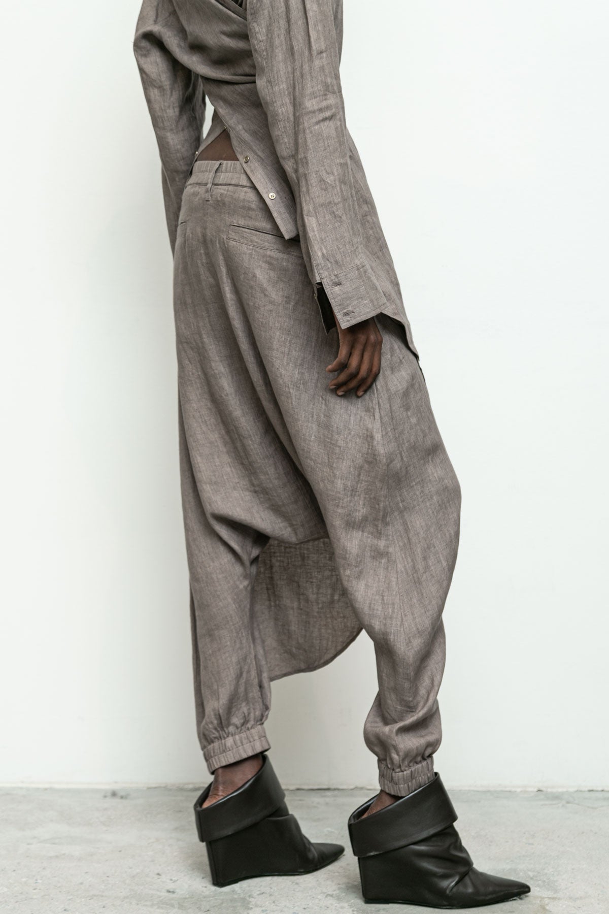 files/NicholasK-S-322A-WillowShirt-Taupe-P-303D-ImanPant-Taupe-07.jpg