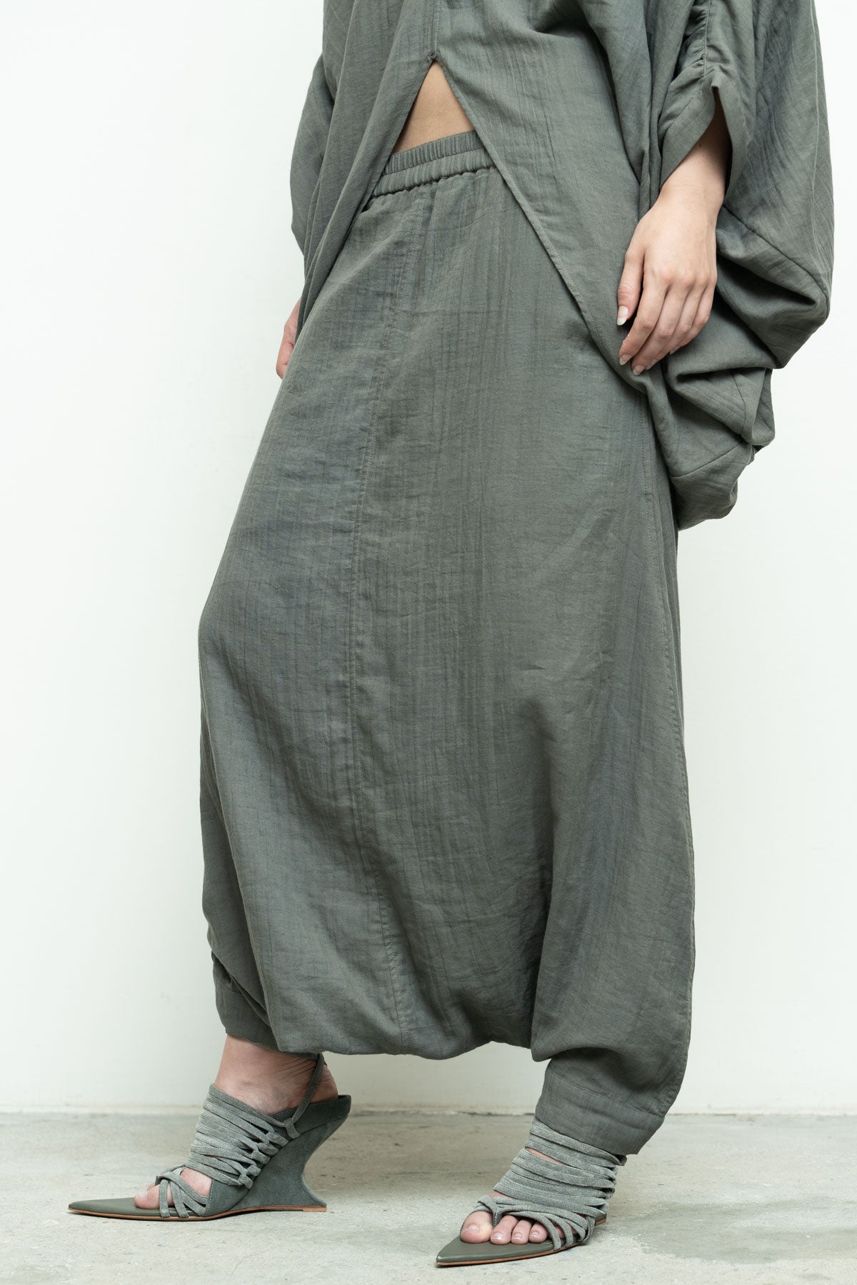files/NicholasK-S-353B-RiverShirt-Slate-P-306C-BahaSkant-Slate-01.jpg