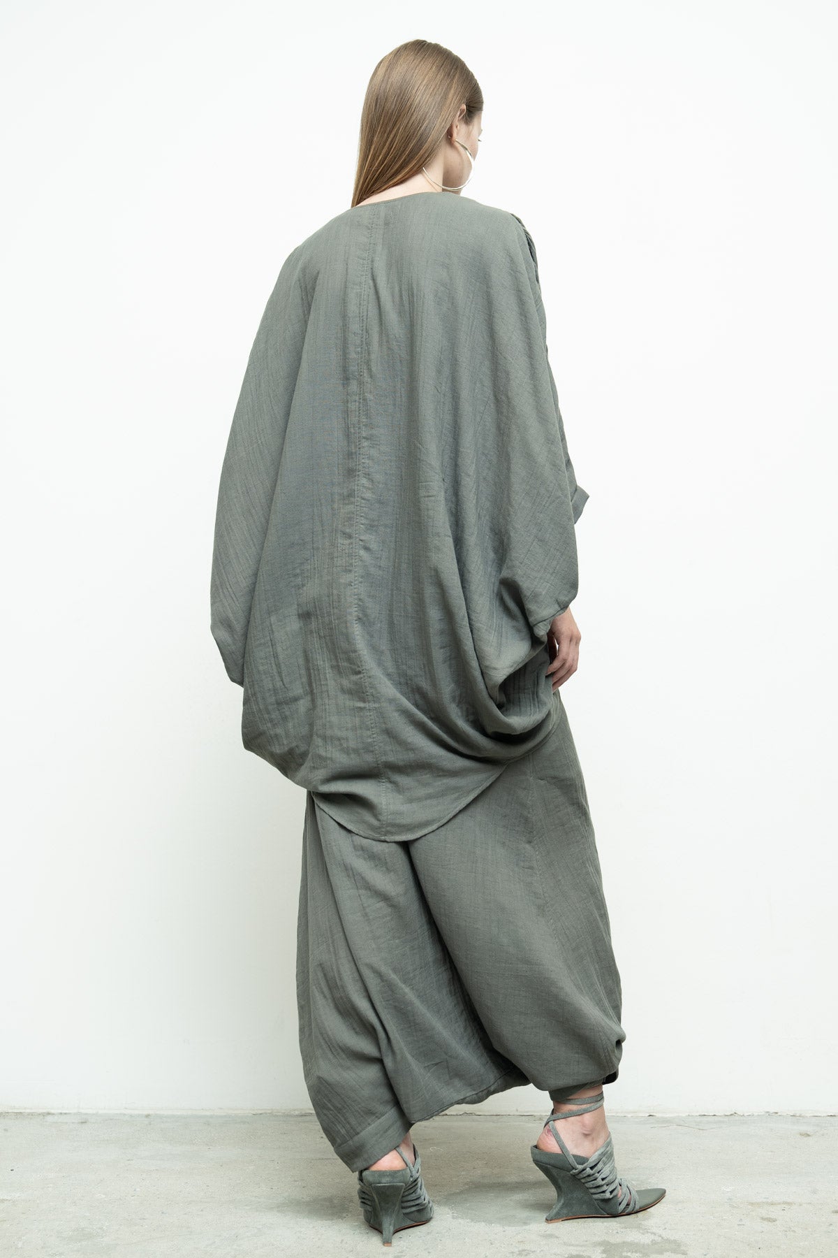 files/NicholasK-S-353B-RiverShirt-Slate-P-306C-BahaSkant-Slate-02.jpg