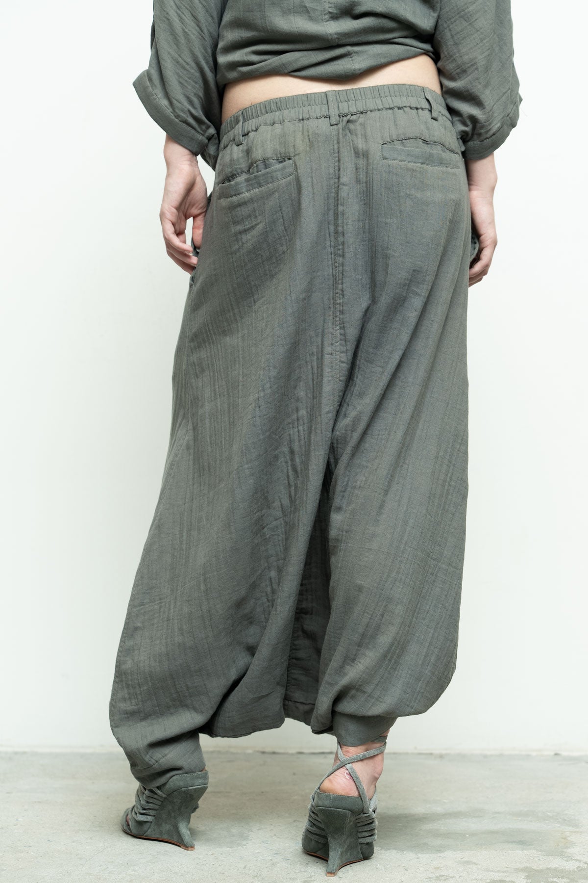 files/NicholasK-S-353B-RiverShirt-Slate-P-306C-BahaSkant-Slate-03.jpg