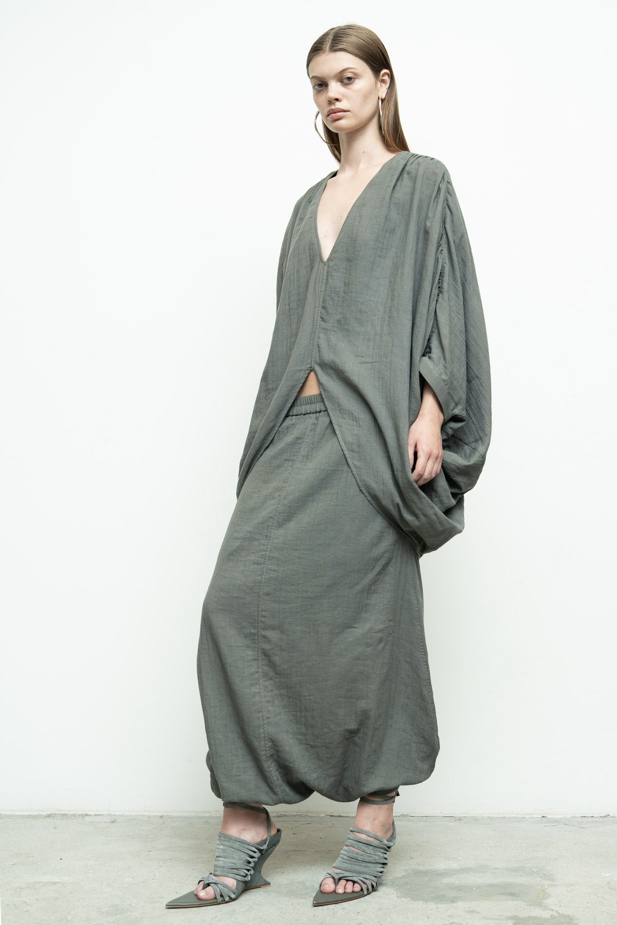 files/NicholasK-S-353B-RiverShirt-Slate-P-306C-BahaSkant-Slate-04.jpg