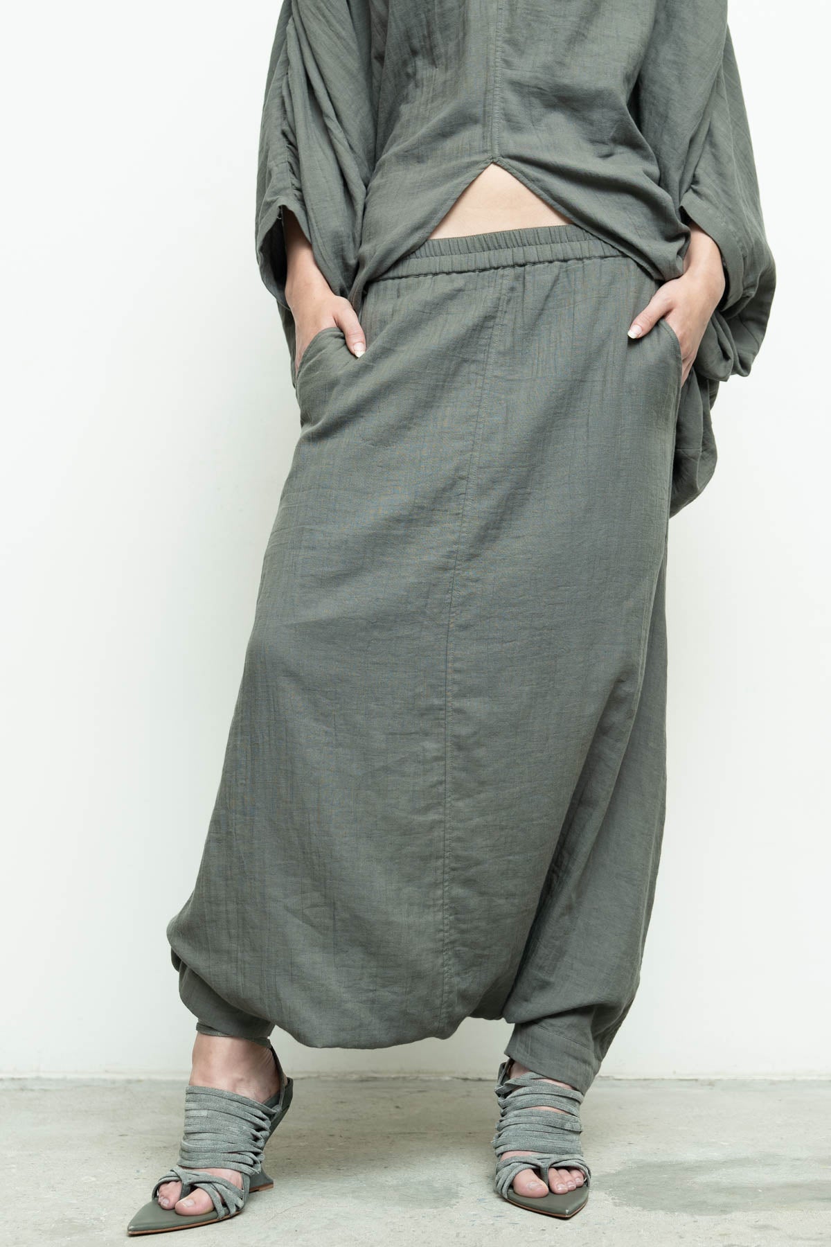 files/NicholasK-S-353B-RiverShirt-Slate-P-306C-BahaSkant-Slate-05.jpg