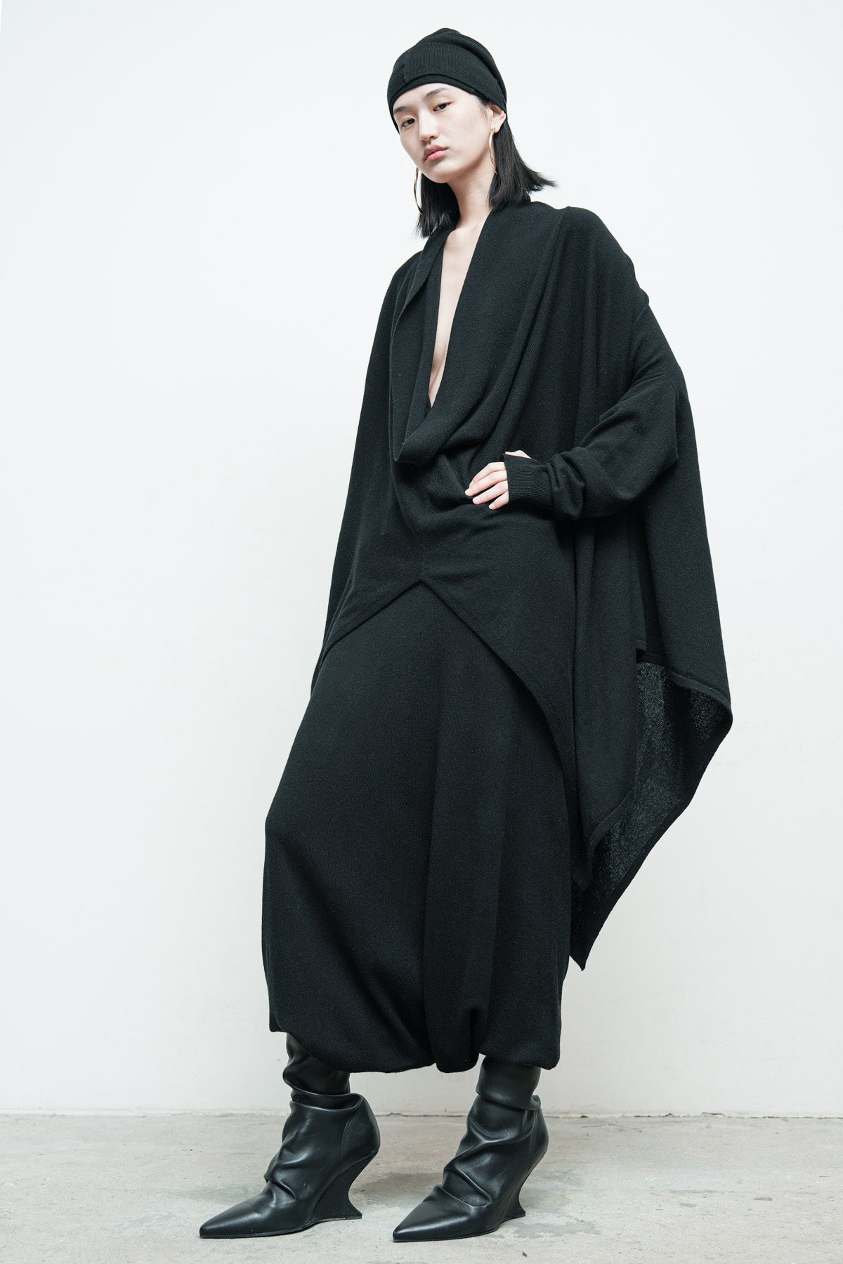 files/NicholasK-SW-289I-SeriusSweater-Black-03.jpg