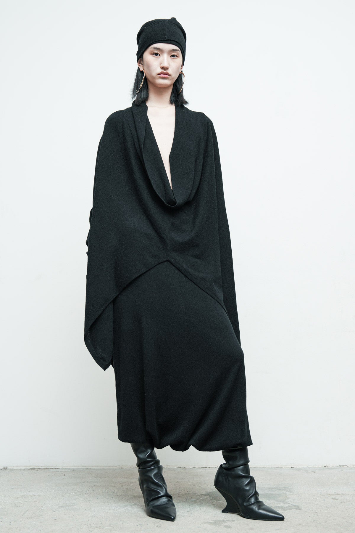 files/NicholasK-SW-289I-SeriusSweater-Black-05.jpg