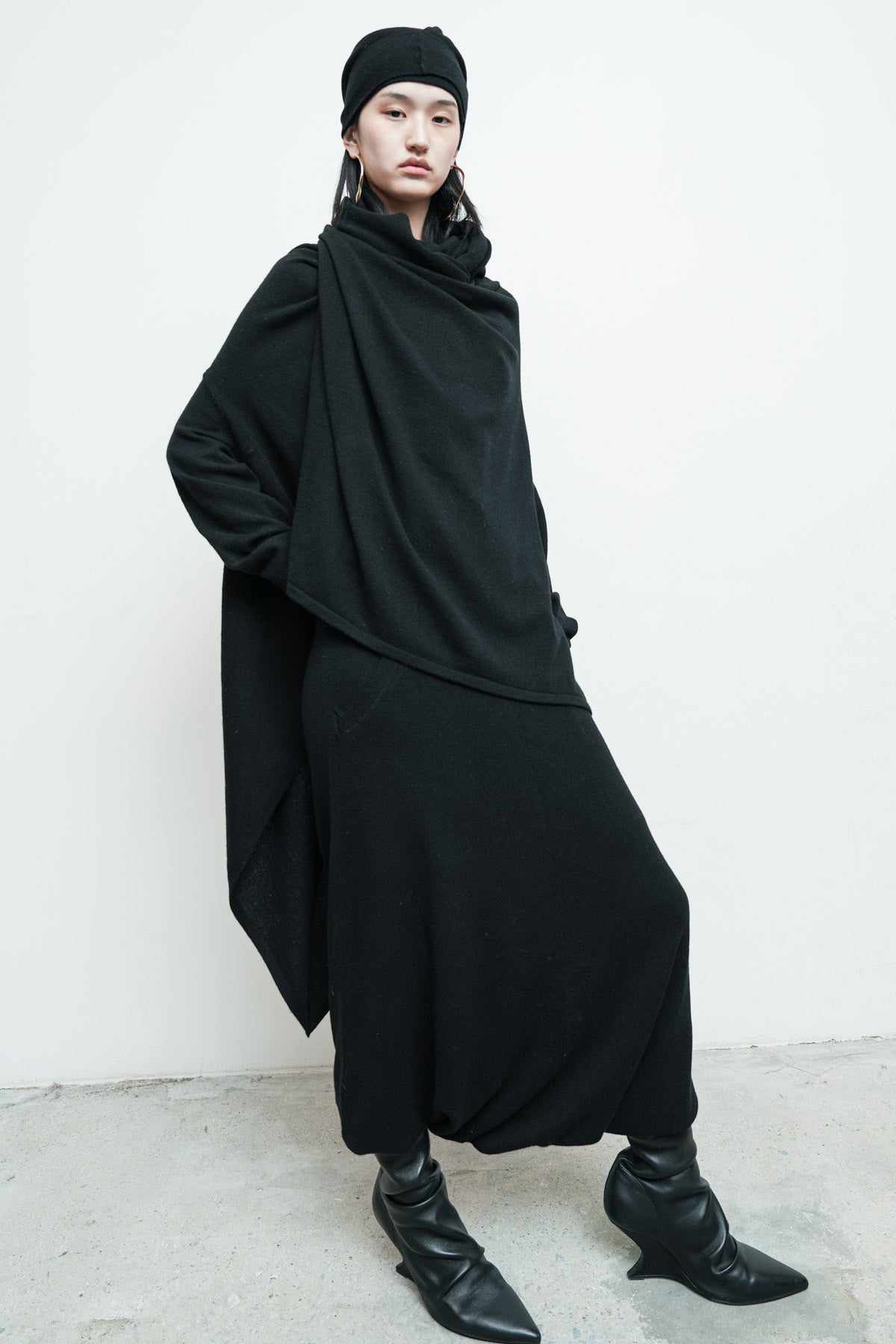 files/NicholasK-SW-289I-SeriusSweater-Black-07.jpg