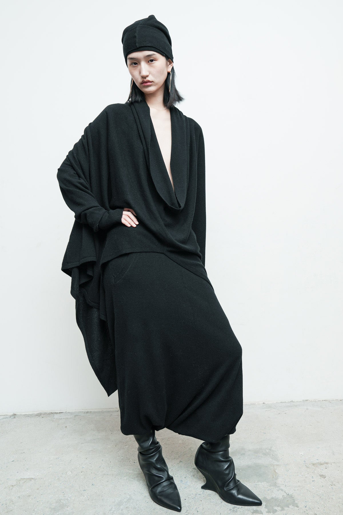 files/NicholasK-SW-289I-SeriusSweater-Black-08.jpg