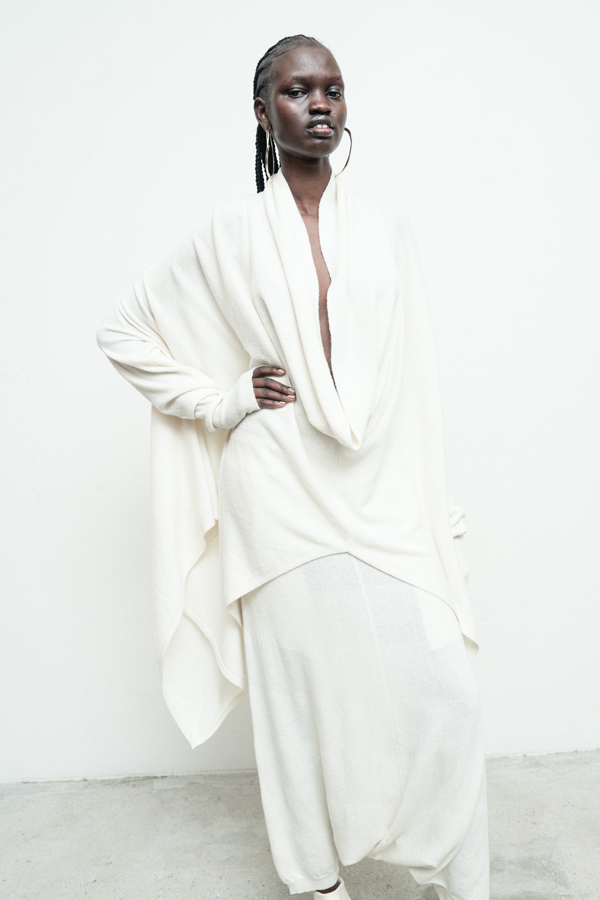 files/NicholasK-SW-289I-SeriusSweater-OffWhite-KP-342F-SweaterSkant-OffWhite-01.jpg
