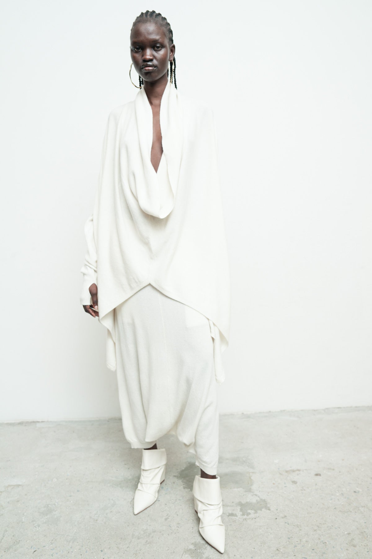 files/NicholasK-SW-289I-SeriusSweater-OffWhite-KP-342F-SweaterSkant-OffWhite-010.jpg