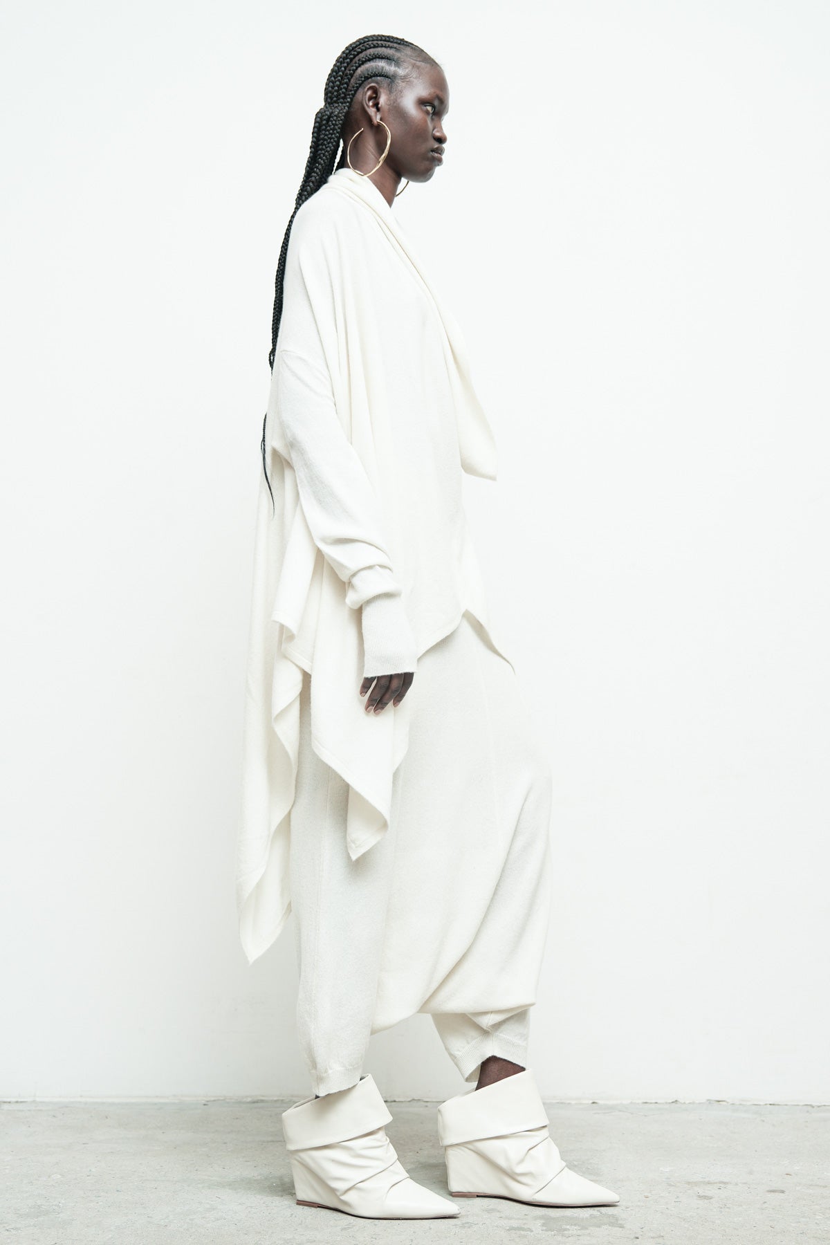files/NicholasK-SW-289I-SeriusSweater-OffWhite-KP-342F-SweaterSkant-OffWhite-011.jpg