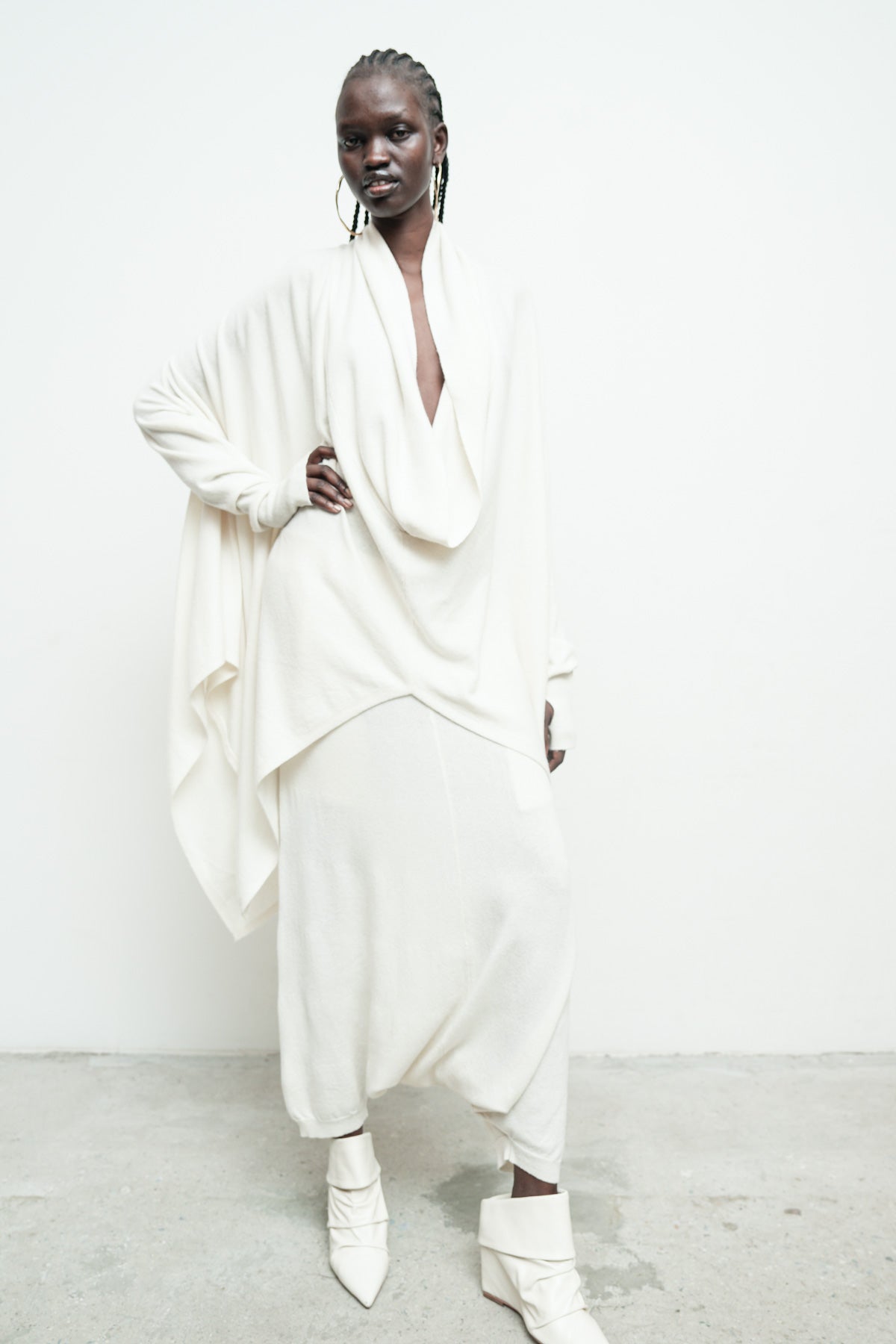 files/NicholasK-SW-289I-SeriusSweater-OffWhite-KP-342F-SweaterSkant-OffWhite-012.jpg