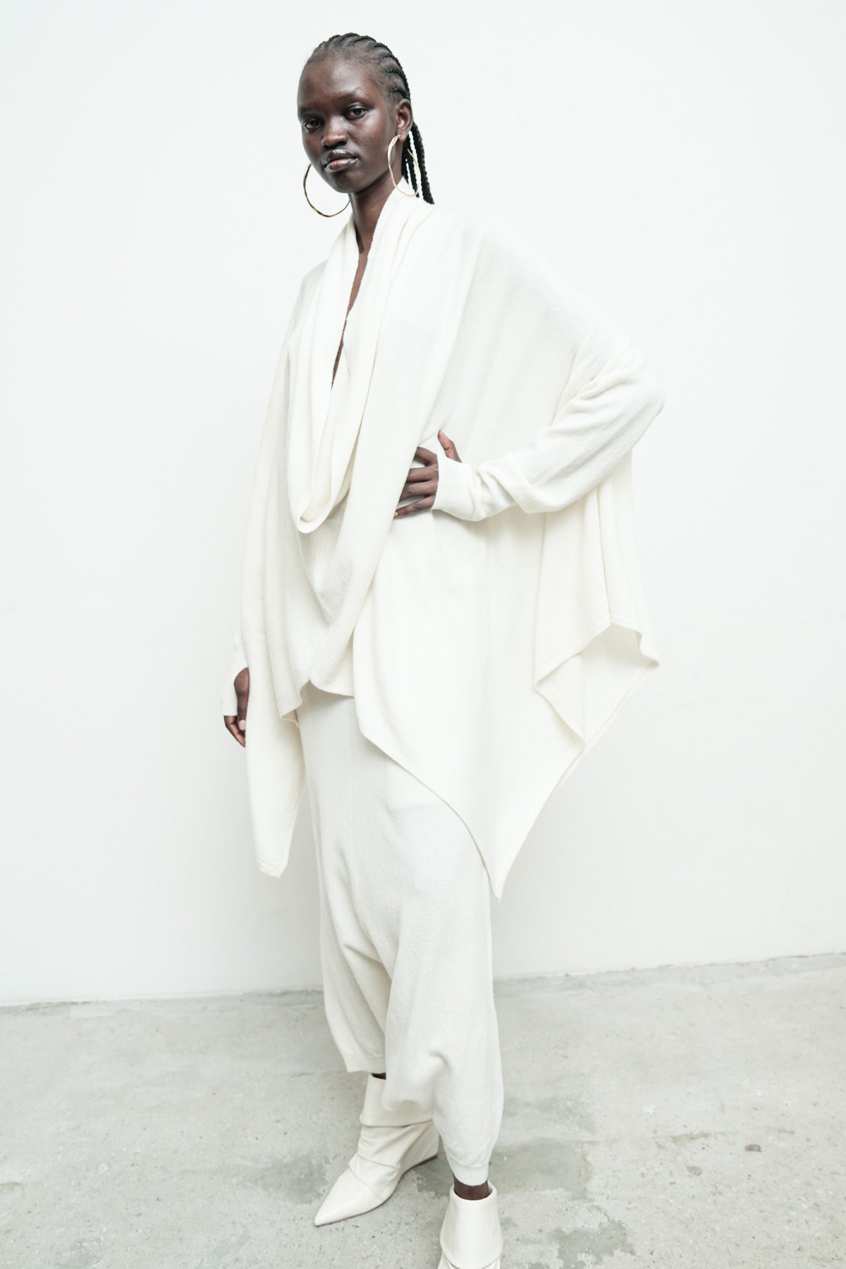 files/NicholasK-SW-289I-SeriusSweater-OffWhite-KP-342F-SweaterSkant-OffWhite-03.jpg