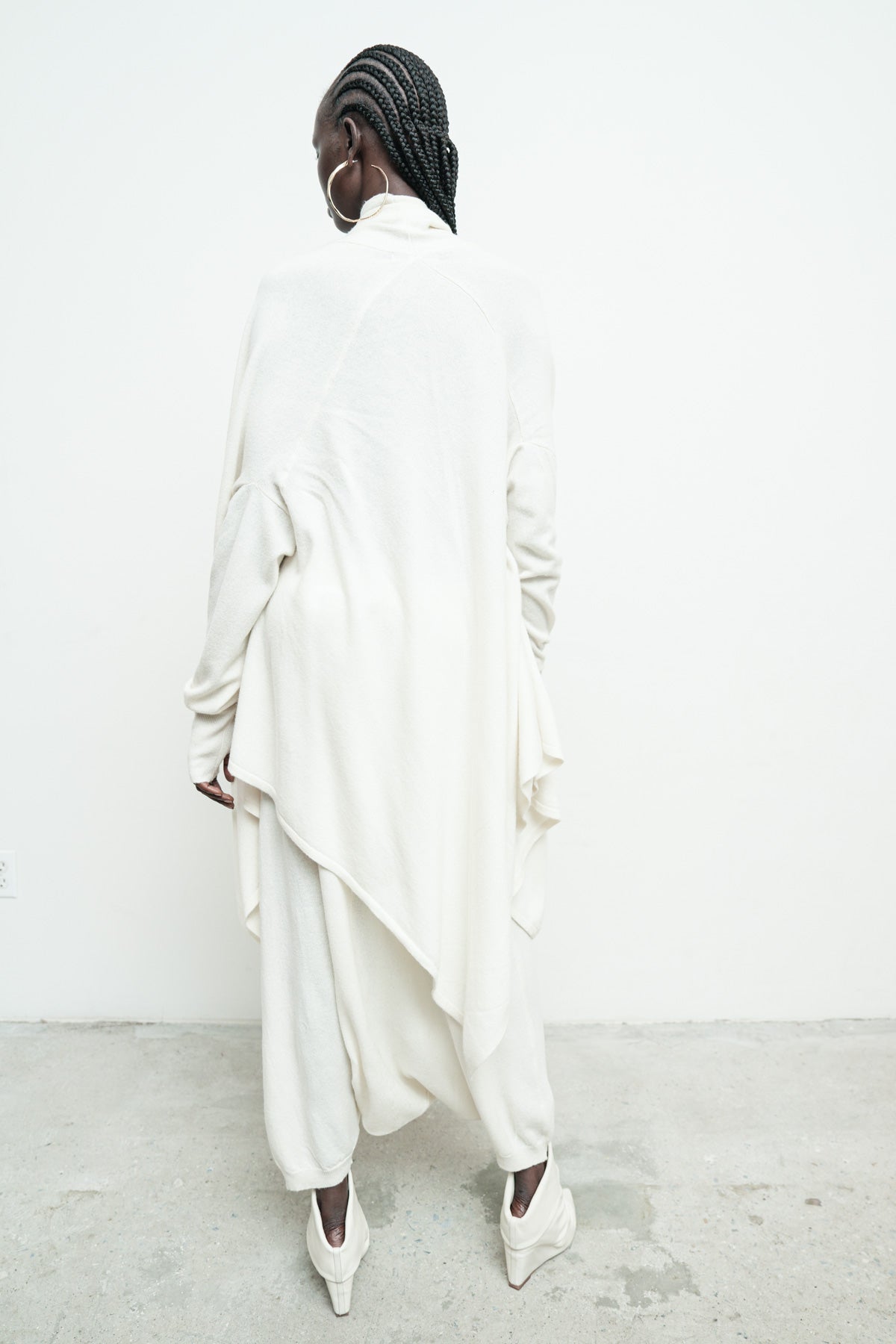 files/NicholasK-SW-289I-SeriusSweater-OffWhite-KP-342F-SweaterSkant-OffWhite-04.jpg