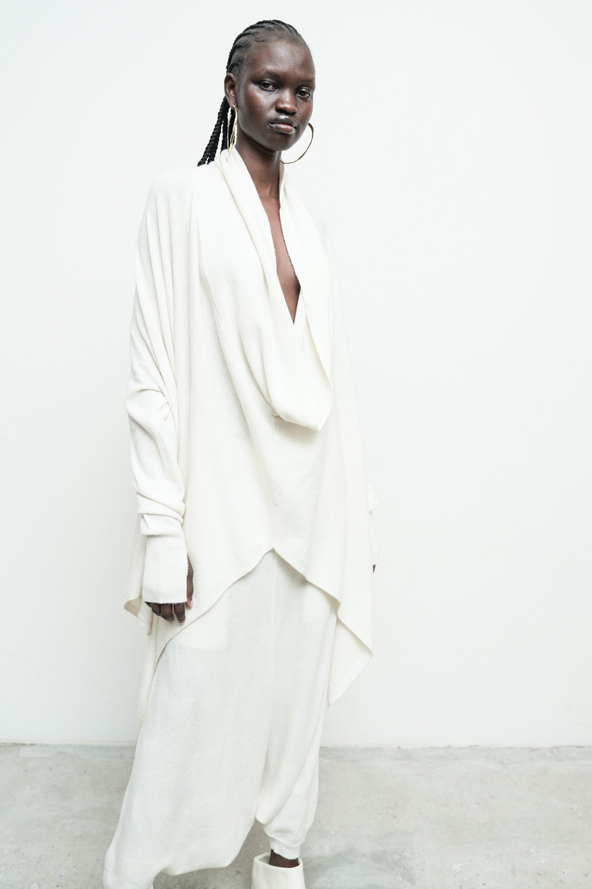 files/NicholasK-SW-289I-SeriusSweater-OffWhite-KP-342F-SweaterSkant-OffWhite-05.jpg