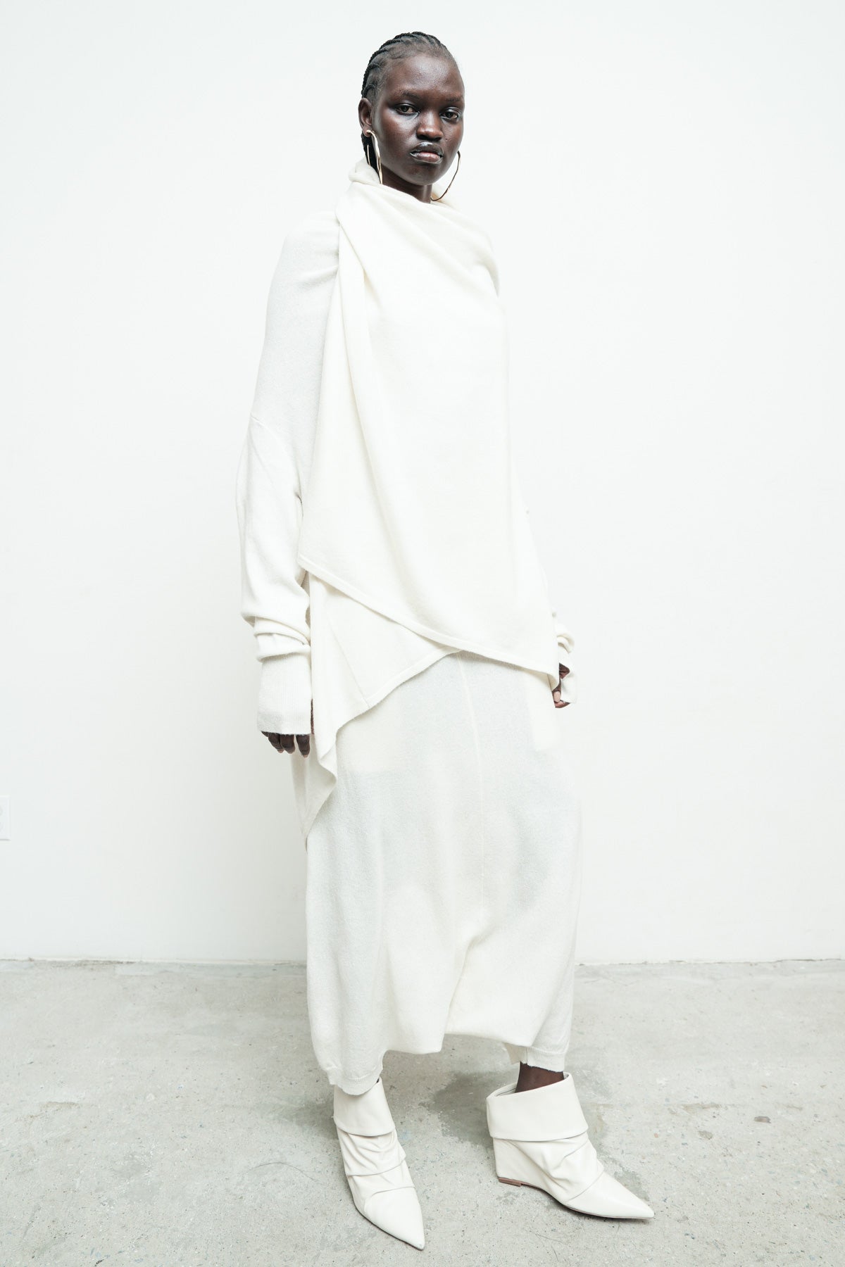 files/NicholasK-SW-289I-SeriusSweater-OffWhite-KP-342F-SweaterSkant-OffWhite-09.jpg
