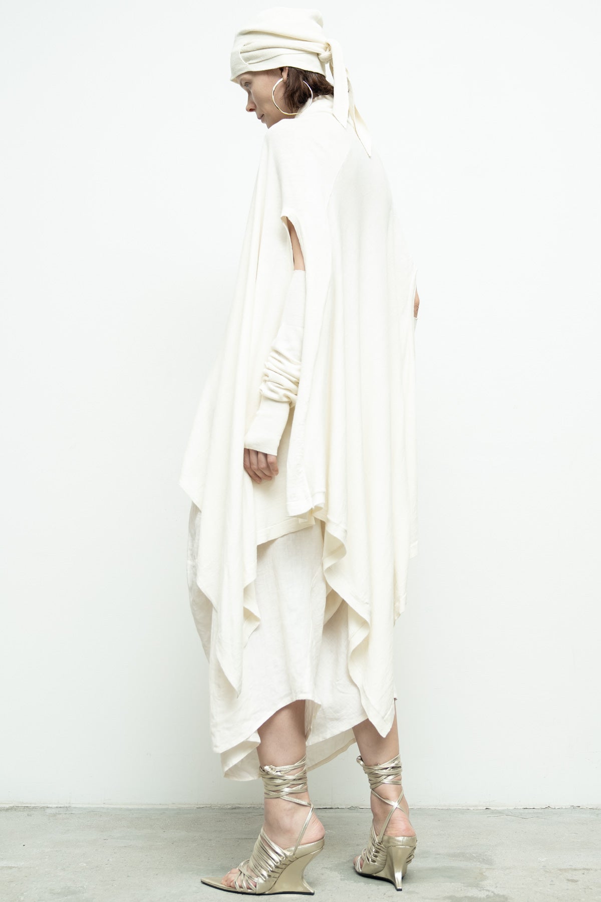 files/NicholasK-SW-469-SeriusSleevelessSweater-OffWhite-04.jpg