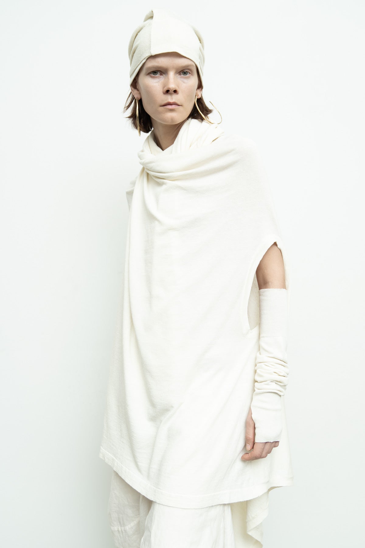 files/NicholasK-SW-469-SeriusSleevelessSweater-OffWhite-SW-366D-ArmWarmers-OffWhite-03.jpg