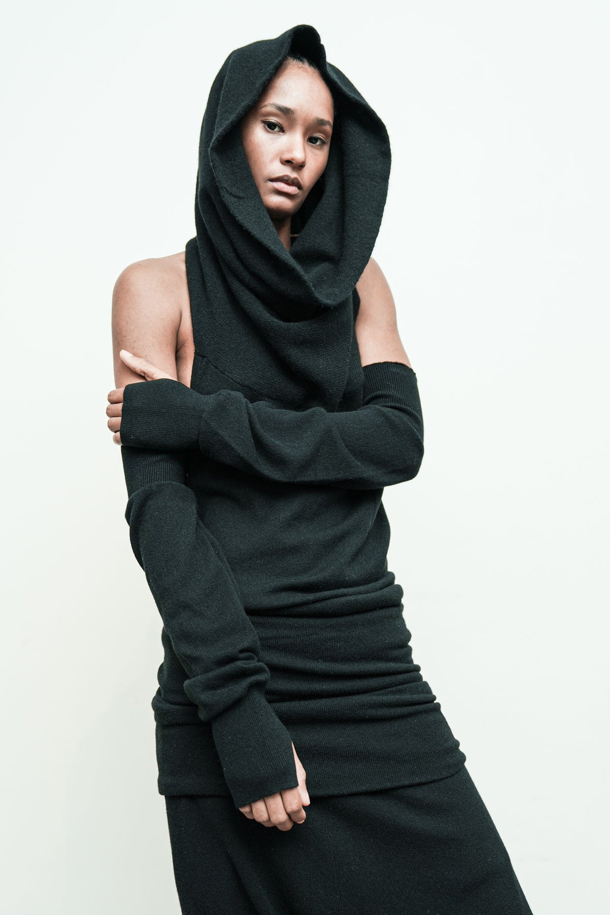 files/NicholasK-SW-472-PhoenixTop-Black-KP-350-EnyaPant-Black-SW-366D-ArmLegWarmers-Black-02.jpg