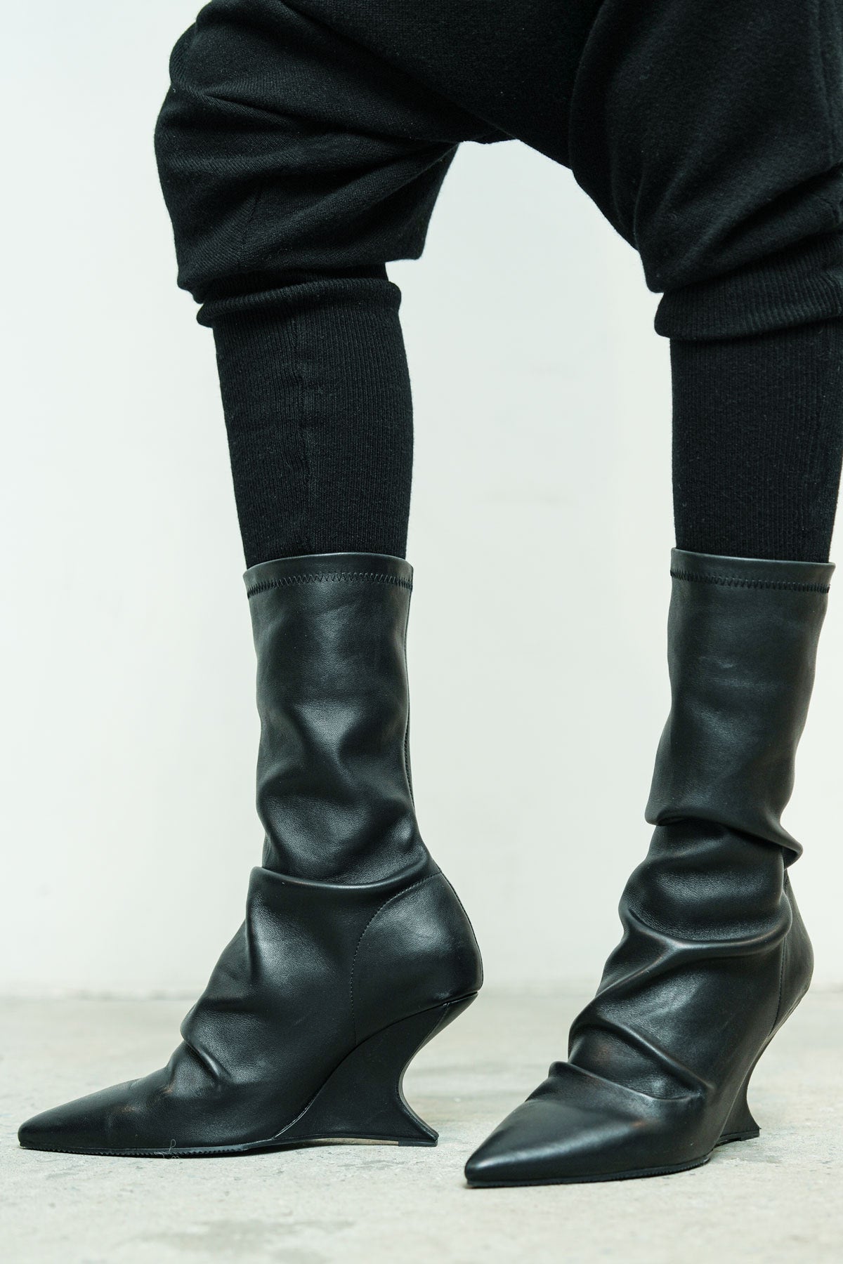 files/NicholasK-SW-472-PhoenixTop-Black-KP-350-EnyaPant-Black-SW-366D-ArmLegWarmers-Black-233-A-223-VedaBoot-Black-01.jpg