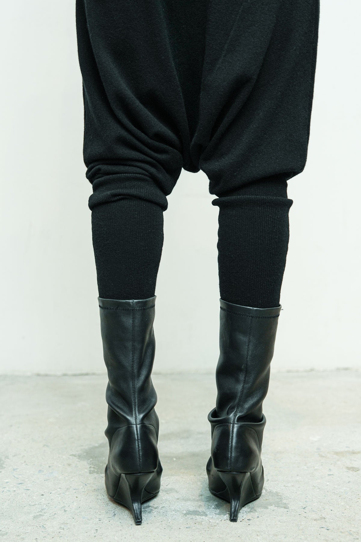 files/NicholasK-SW-472-PhoenixTop-Black-KP-350-EnyaPant-Black-SW-366D-ArmLegWarmers-Black-233-A-223-VedaBoot-Black-04.jpg