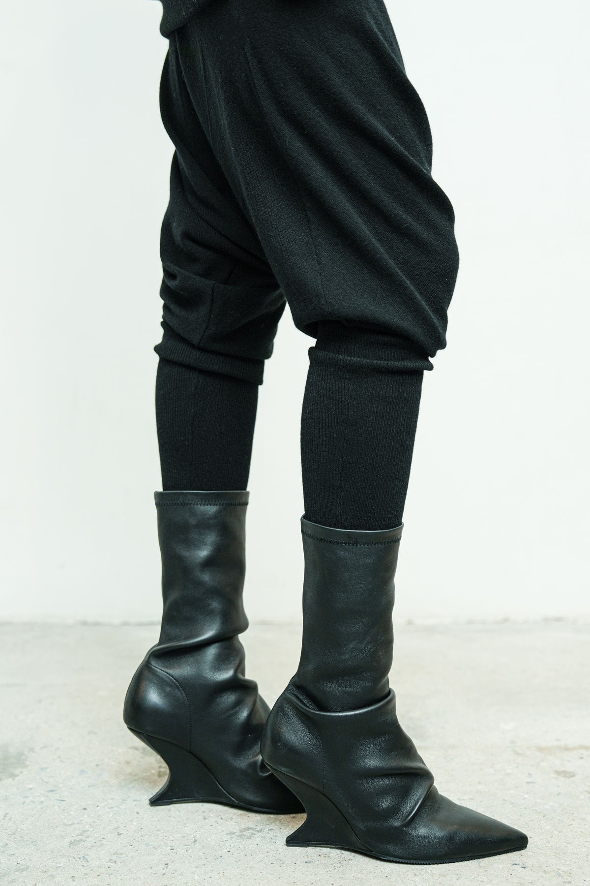 files/NicholasK-SW-472-PhoenixTop-Black-KP-350-EnyaPant-Black-SW-366D-ArmLegWarmers-Black-233-A-223-VedaBoot-Black-05.jpg