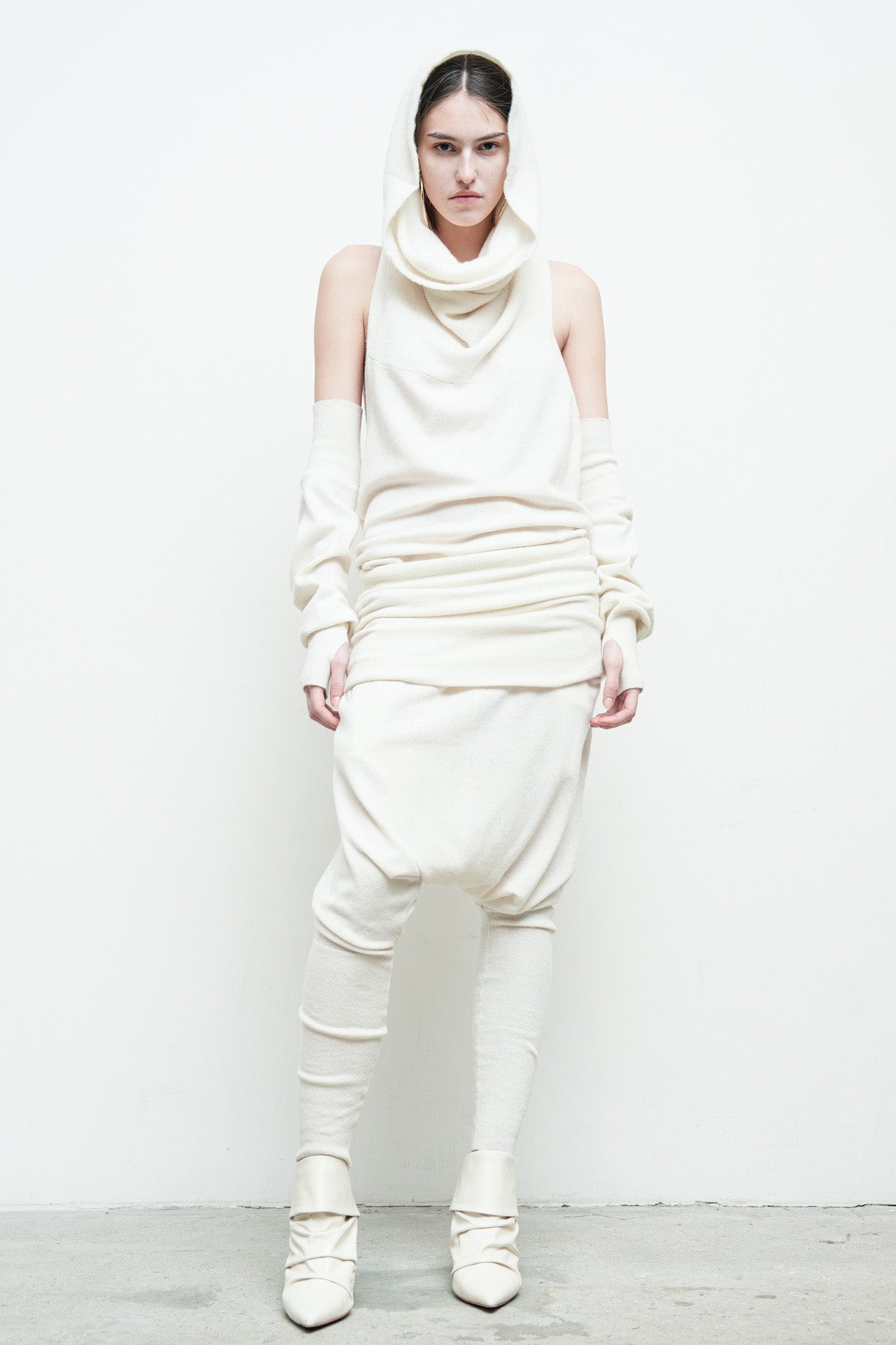 files/NicholasK-SW-472-PhoenixTop-OffWhite-KP-350-EnyaPant-OffWhite-TrippernBoot-OffWhite-SW-366-ArmLegWarmers-OffWhite-03.jpg
