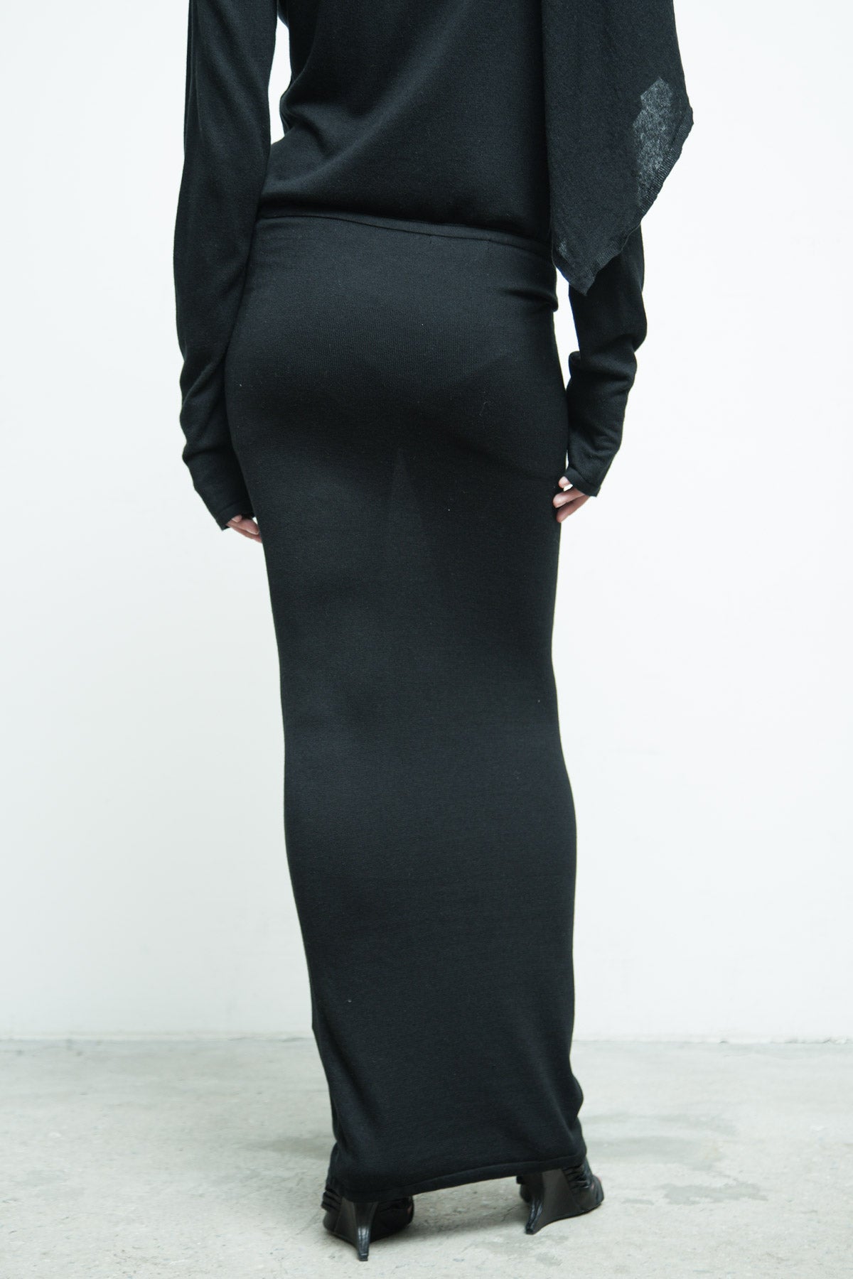 files/NicholasK-SW-480-SiennaSweater-Black-SW-482-TubeSkirt-Black-09.jpg