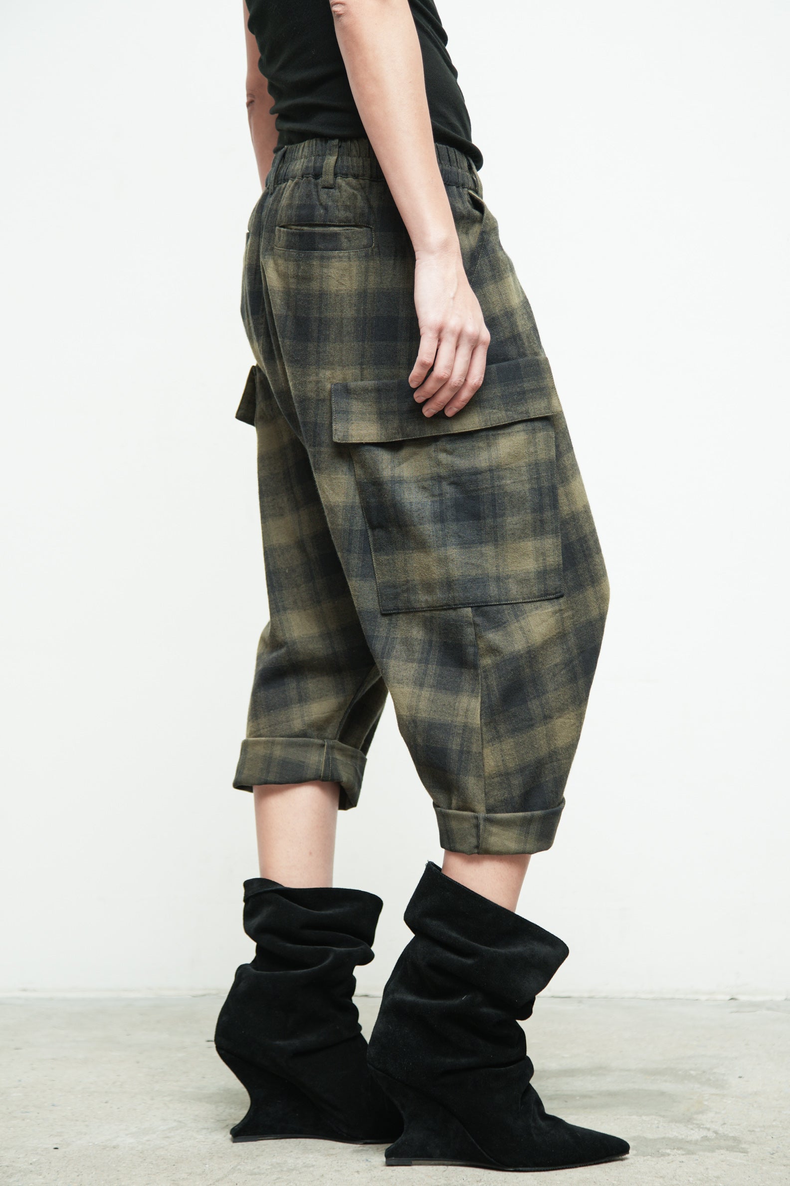 files/P-309D-MalibuPant-MossBlack-07.jpg
