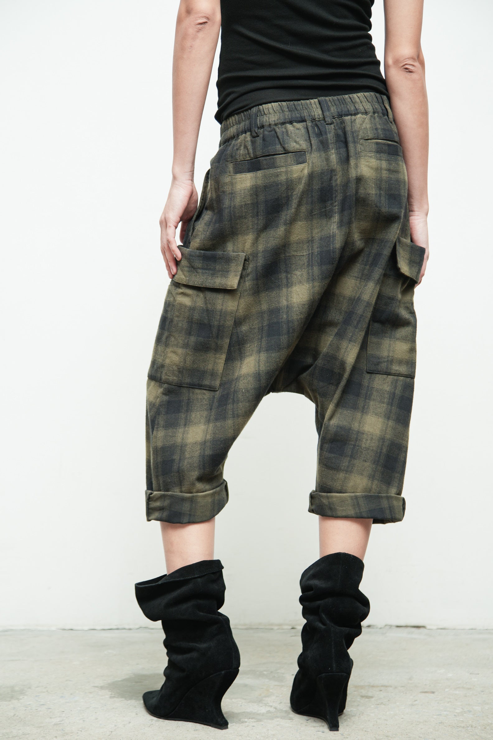 files/P-309D-MalibuPant-MossBlack-09.jpg