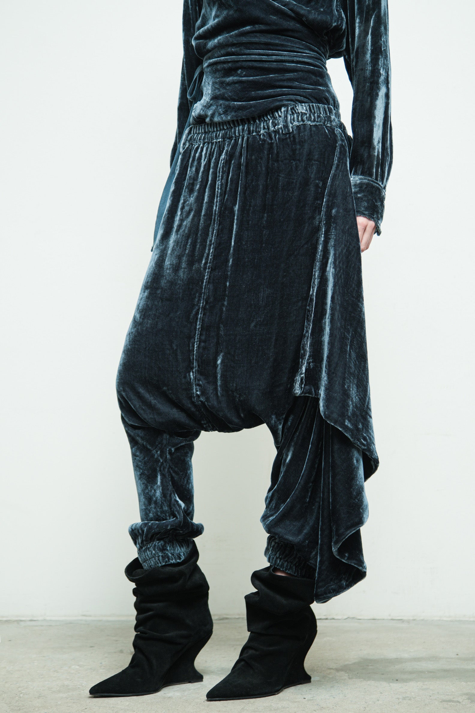 files/S-221R-RouxShirt-Azure-P-303F-Imanpant-Azure-09.jpg