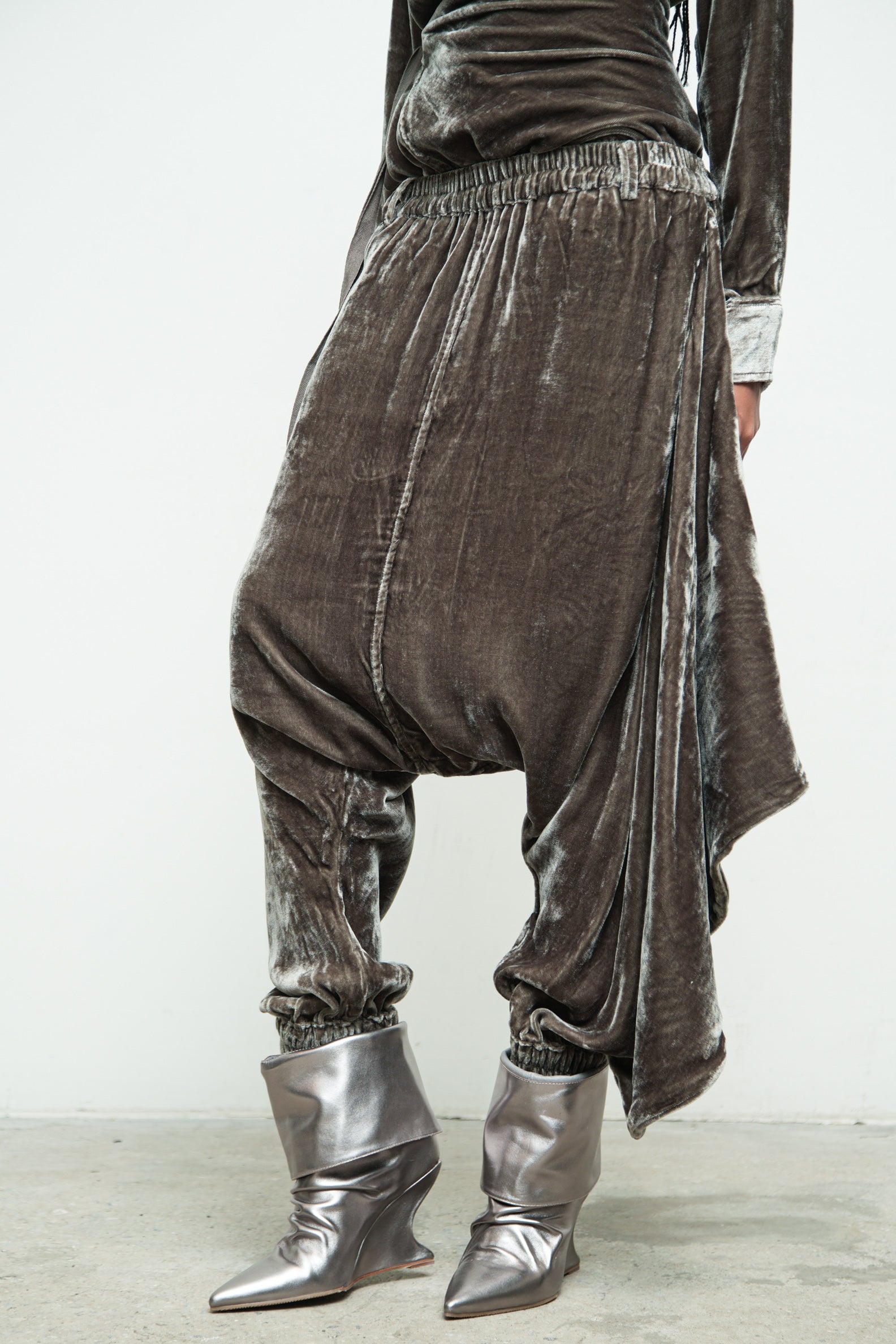 files/S-221R-RouxShirt-Quartz-P-303F-ImanPant-Quartz-05.jpg