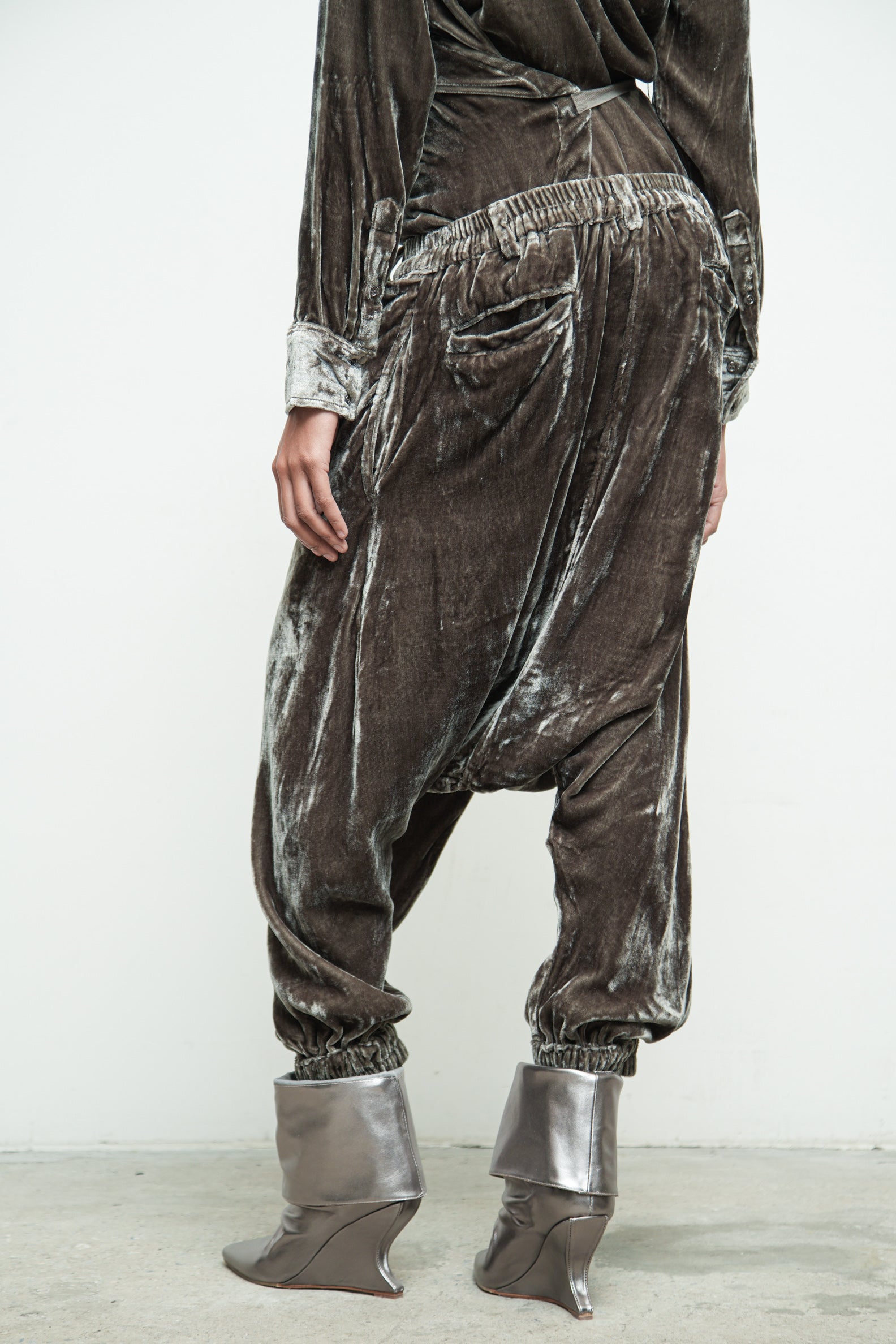files/S-221R-RouxShirt-Quartz-P-303F-ImanPant-Quartz-06.jpg