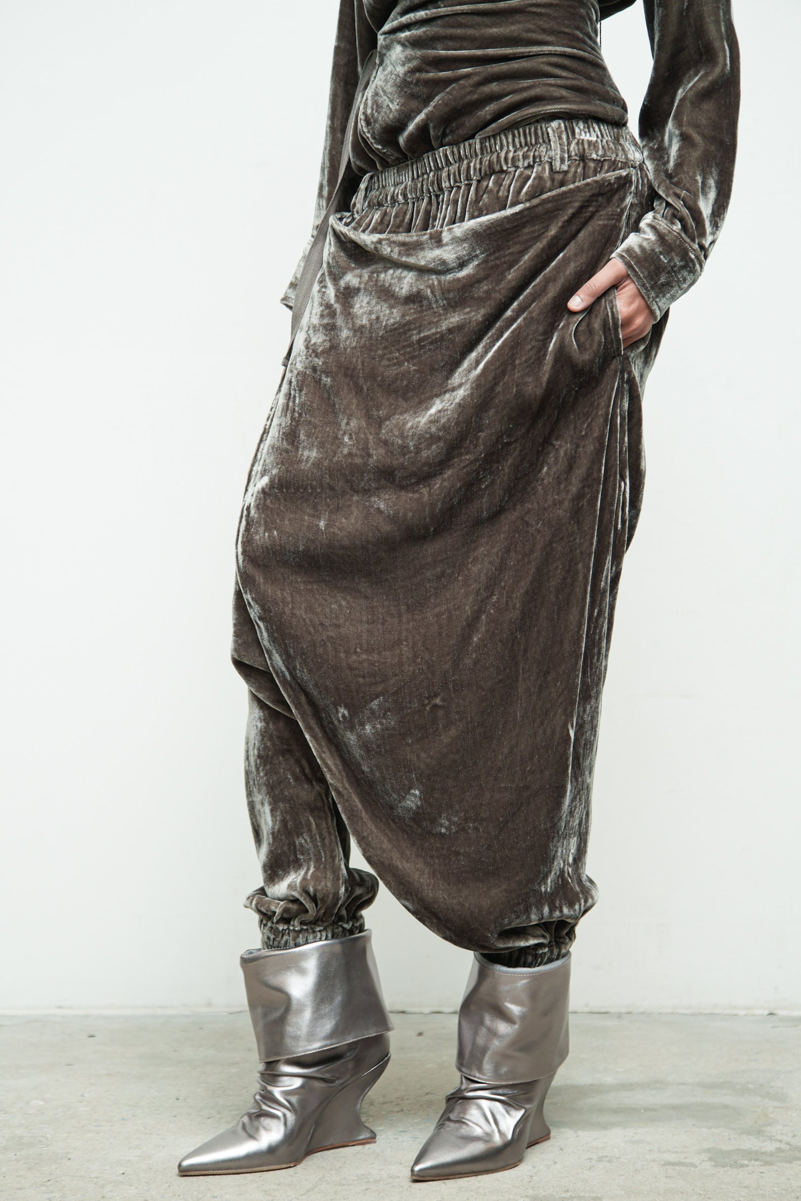 files/S-221R-RouxShirt-Quartz-P-303F-ImanPant-Quartz-07.jpg
