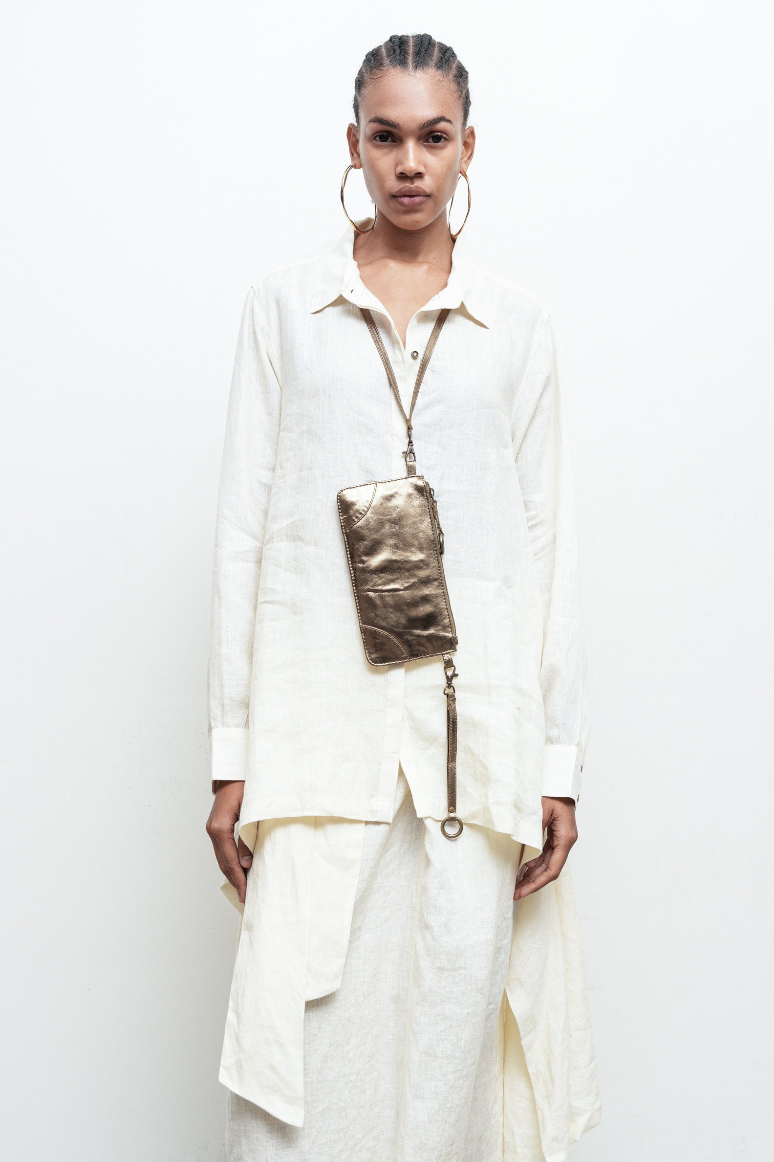 files/S-317E-HiLowShirt-OffWhite-Sk-085-TannerSkirt-OffWhite-A-060-IonaPouch-Bronzo-01.jpg