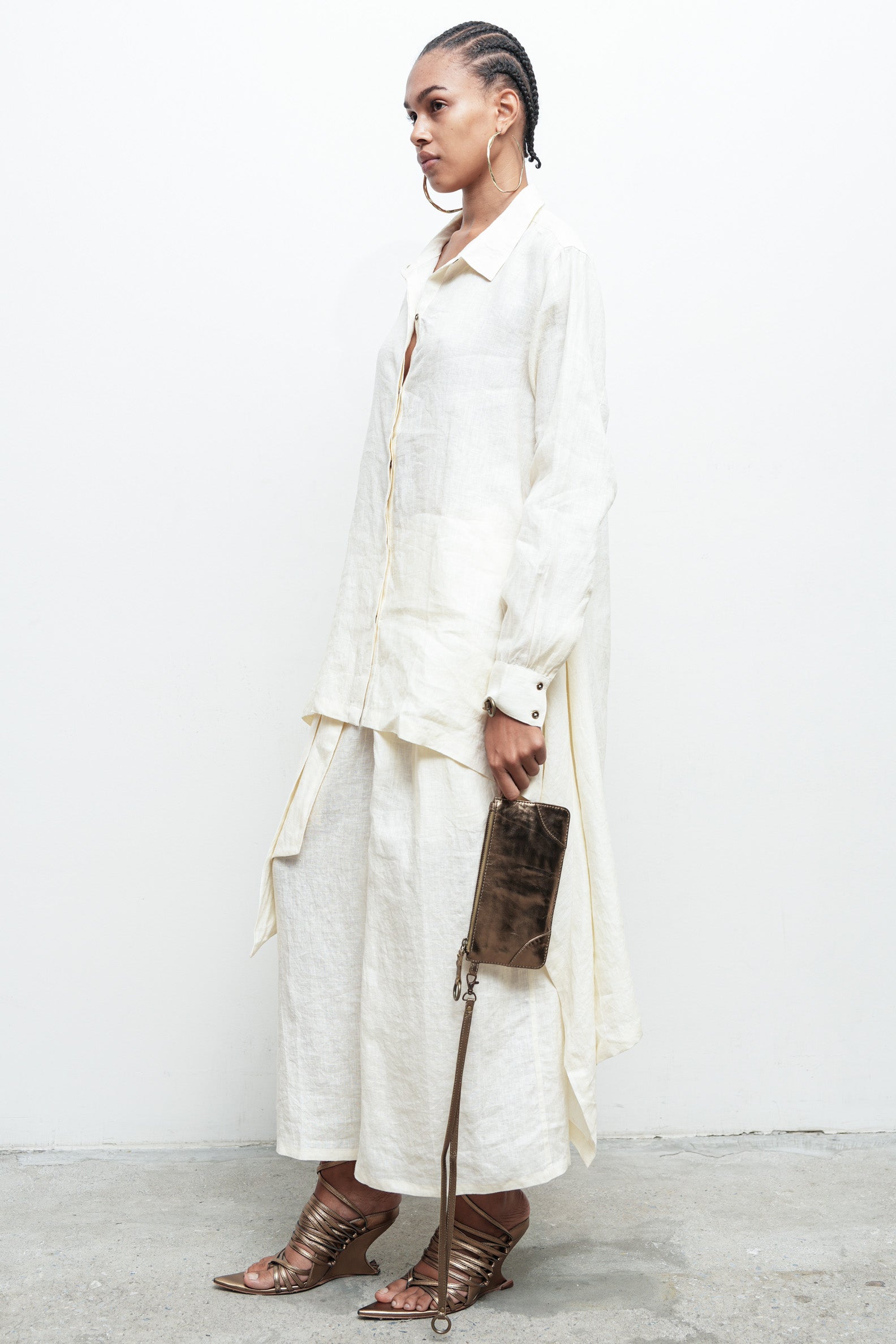 files/S-317E-HiLowShirt-OffWhite-Sk-085-TannerSkirt-OffWhite-A-060-IonaPouch-Bronzo-02.jpg
