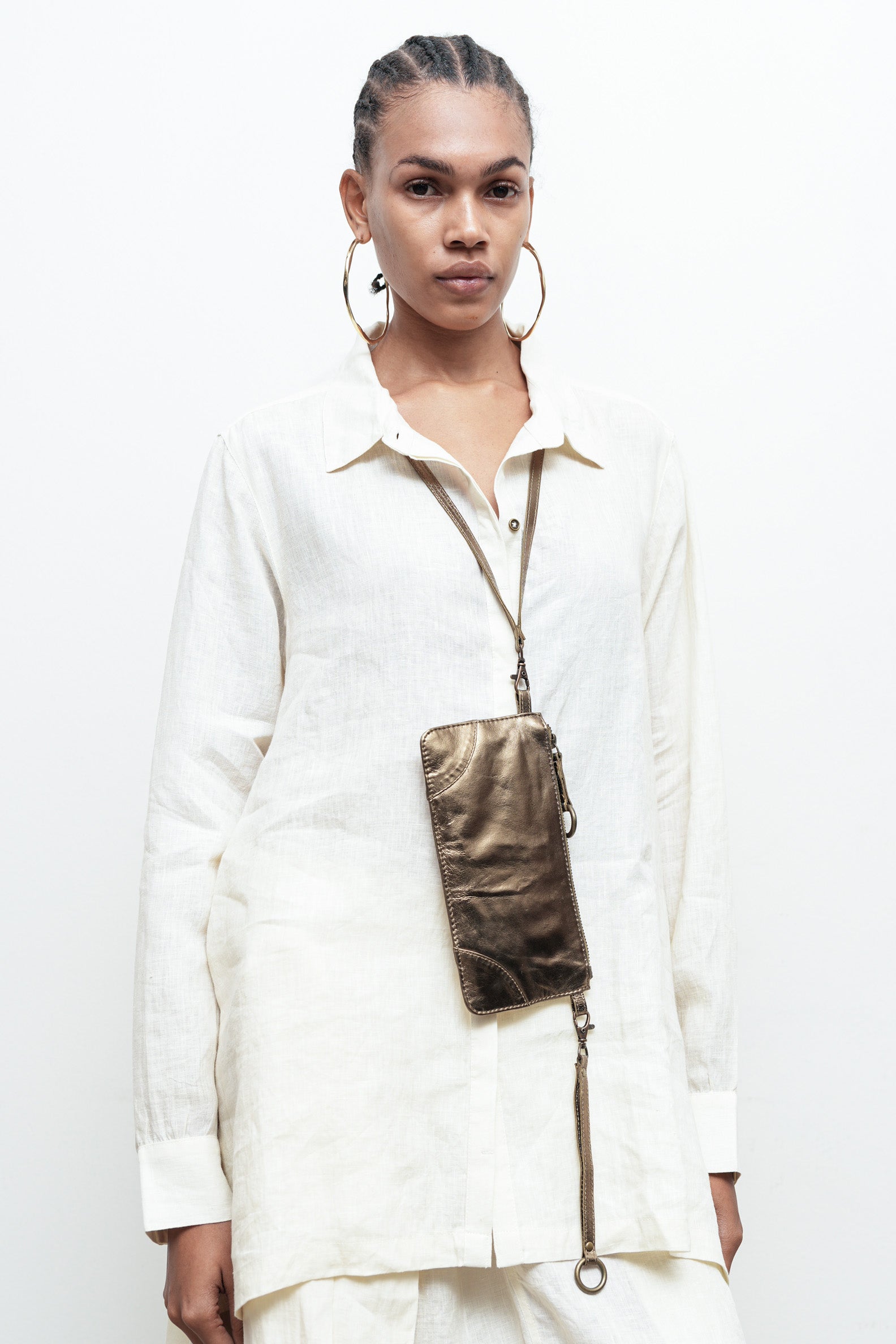 files/S-317E-HiLowShirt-OffWhite-Sk-085-TannerSkirt-OffWhite-A-060-IonaPouch-Bronzo-03.jpg