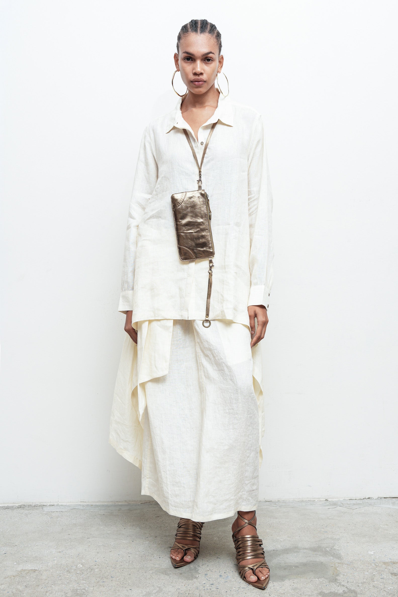 files/S-317E-HiLowShirt-OffWhite-Sk-085-TannerSkirt-OffWhite-A-060-IonaPouch-Bronzo-04.jpg