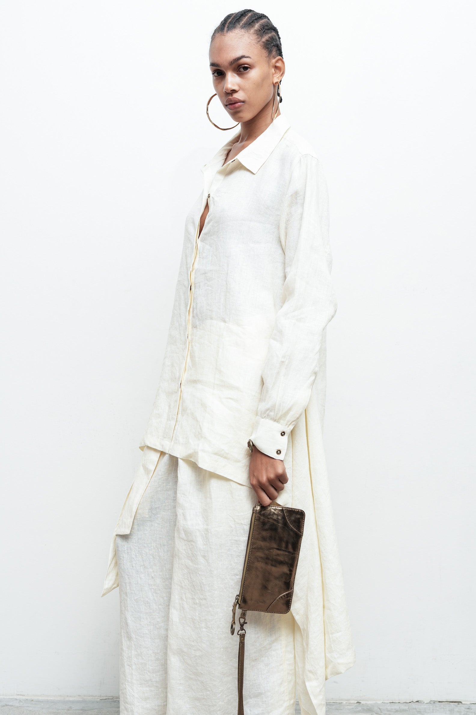files/S-317E-HiLowShirt-OffWhite-Sk-085-TannerSkirt-OffWhite-A-060-IonaPouch-Bronzo-05.jpg