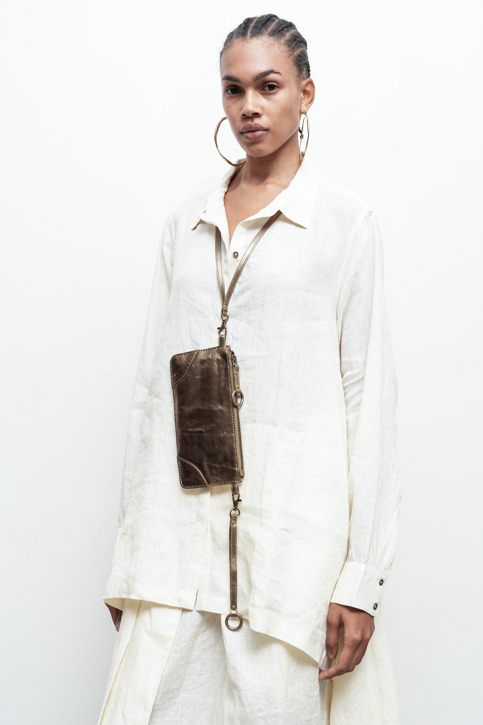 files/S-317E-HiLowShirt-OffWhite-Sk-085-TannerSkirt-OffWhite-A-060-IonaPouch-Bronzo-06.jpg