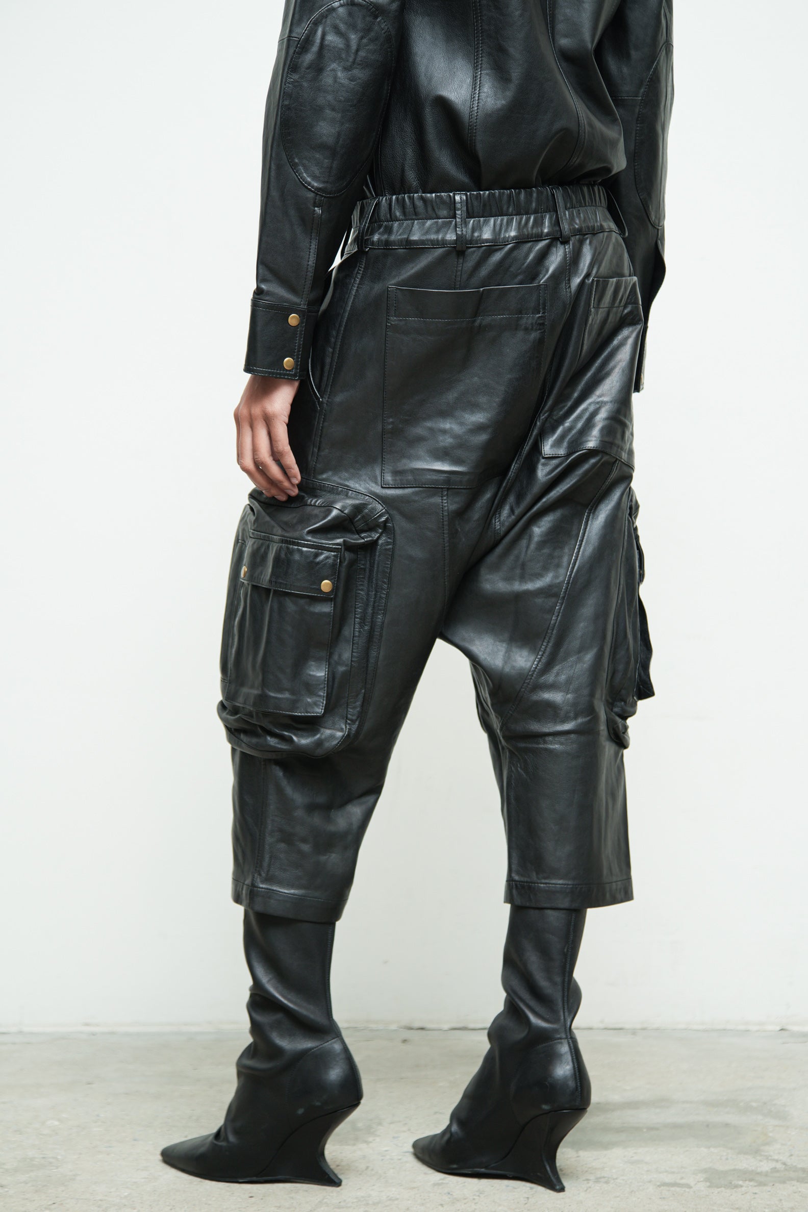 files/S-339C-SethShirt-Black-P-360-CelkaPant-Black-05.jpg