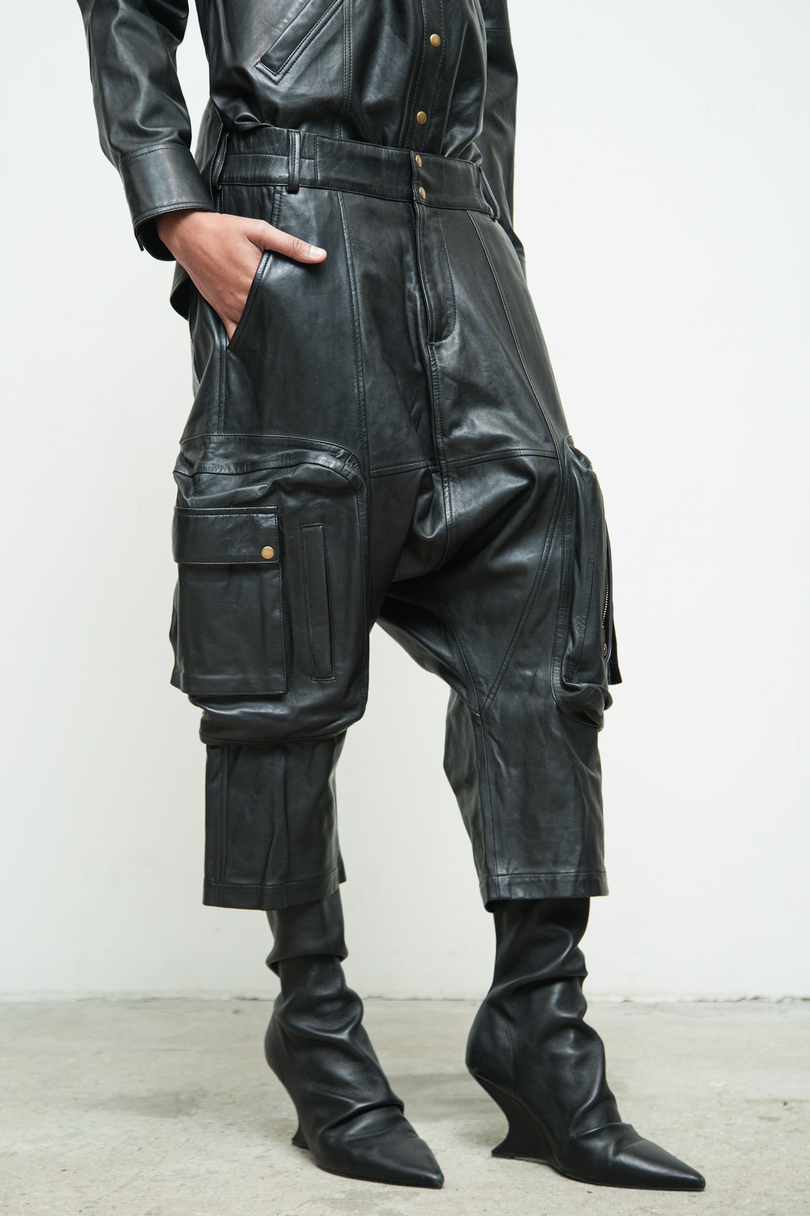 files/S-339C-SethShirt-Black-P-360-CelkaPant-Black-06.jpg