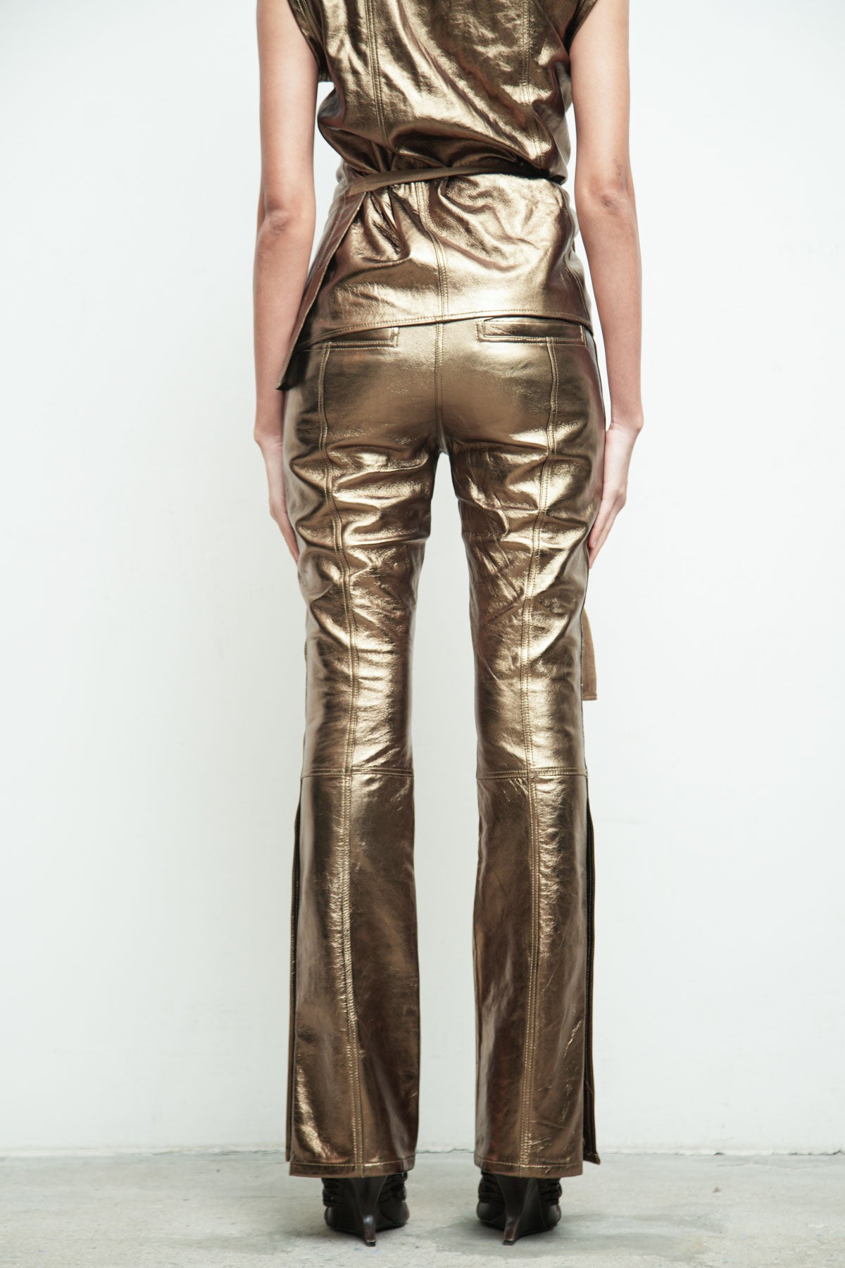 files/S-356F-SleevelessRouxShirt-Bronzo-P-271E-RockPant-Bronzo-08.jpg