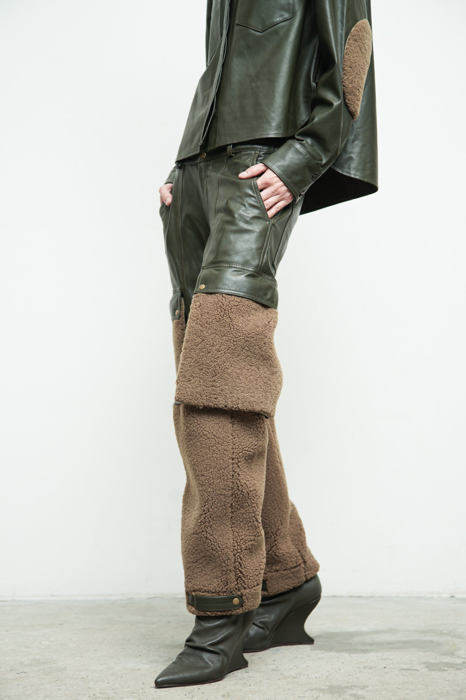 files/S-359D-FreyjaShirt-MossCedar-P-358B-CrespinPant-MossCedar-A-334-Ajeya-MossCedar-04.jpg