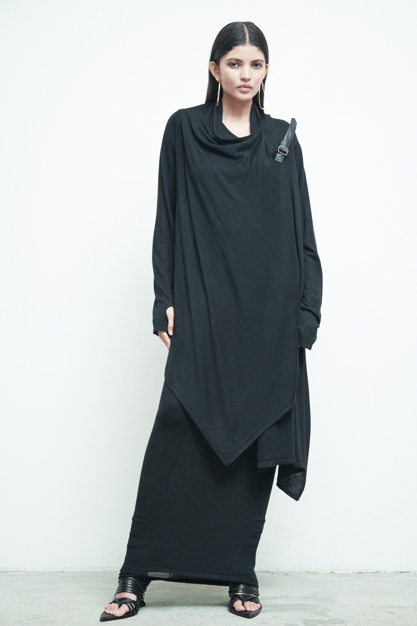 files/SW-479-FaunaSweater-Black-SW-482-TubeSkirt-Black-02.jpg