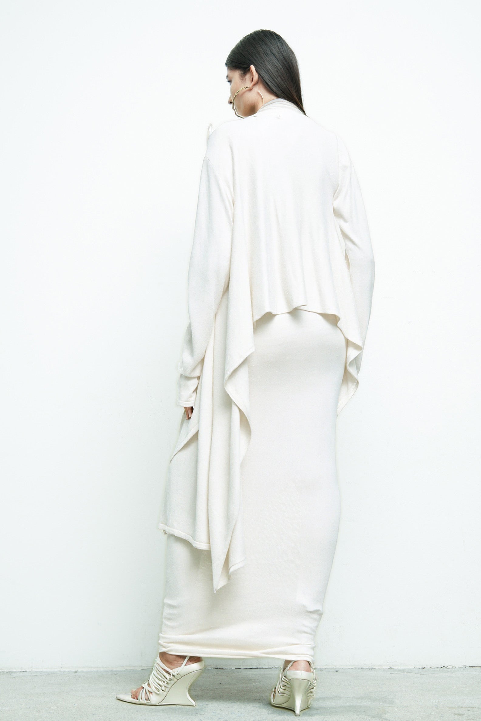 files/SW-479-FaunaSweater-White-SW-482-TubeSkirt-White-02.jpg